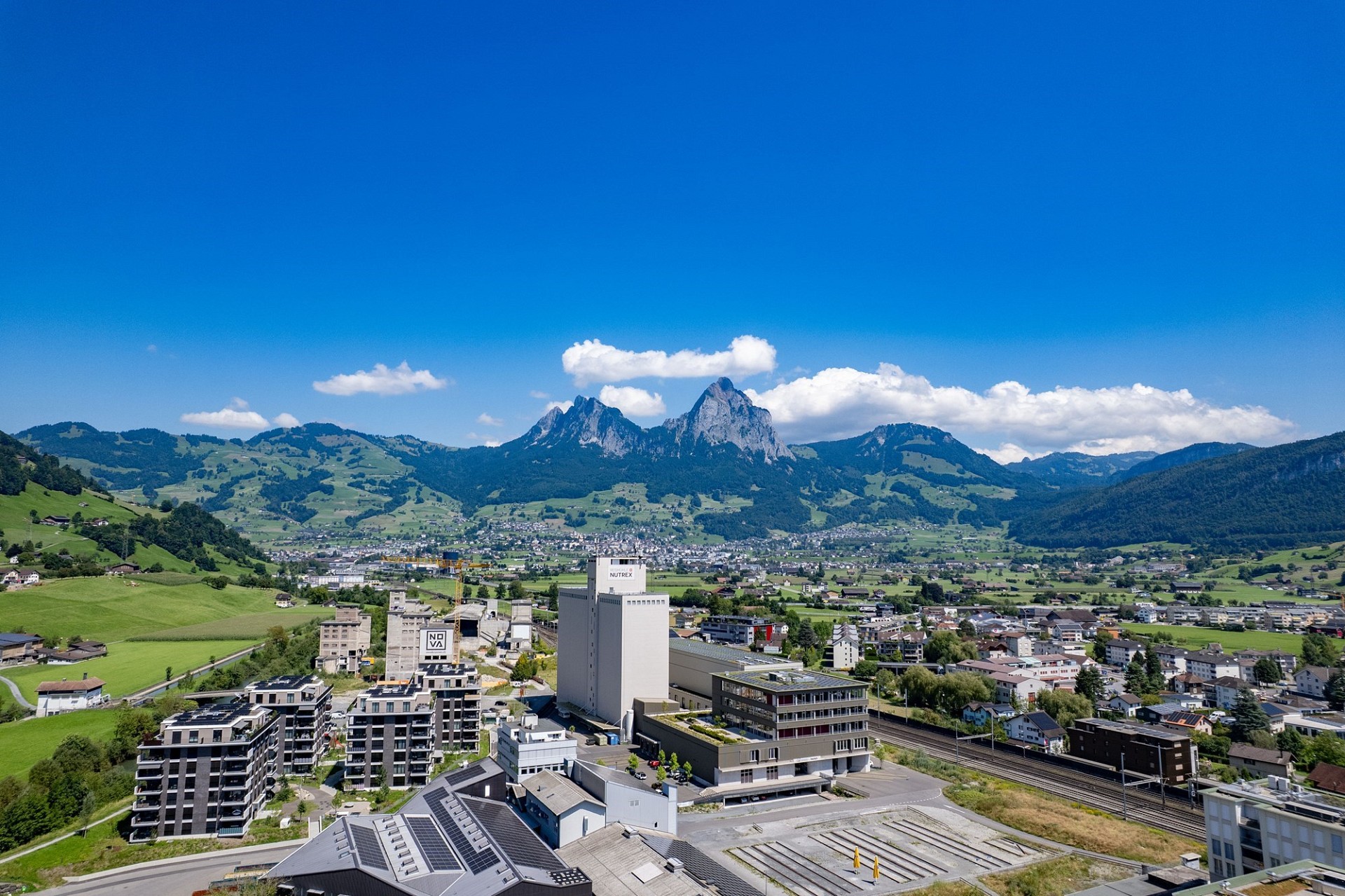 Bergpanorama über Stadt und Tal