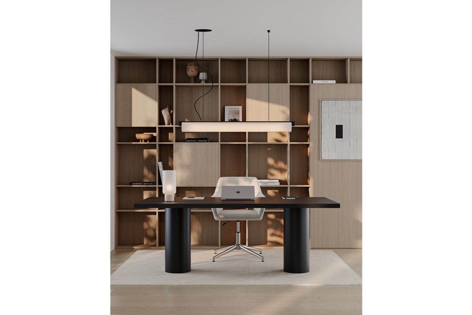 Moderner Arbeitsbereich mit Regalwand