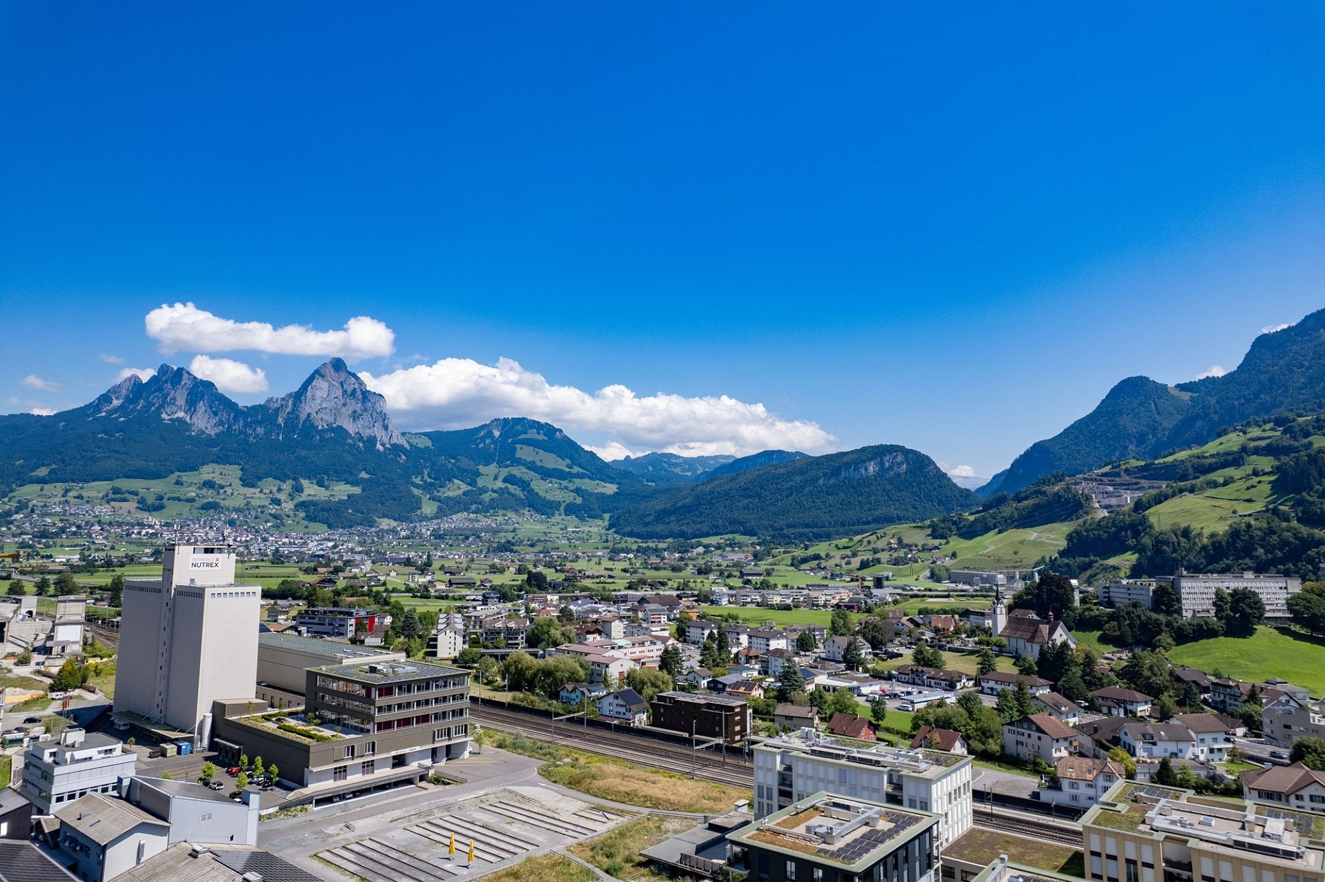 Alpenstadt mit Bergpanorama