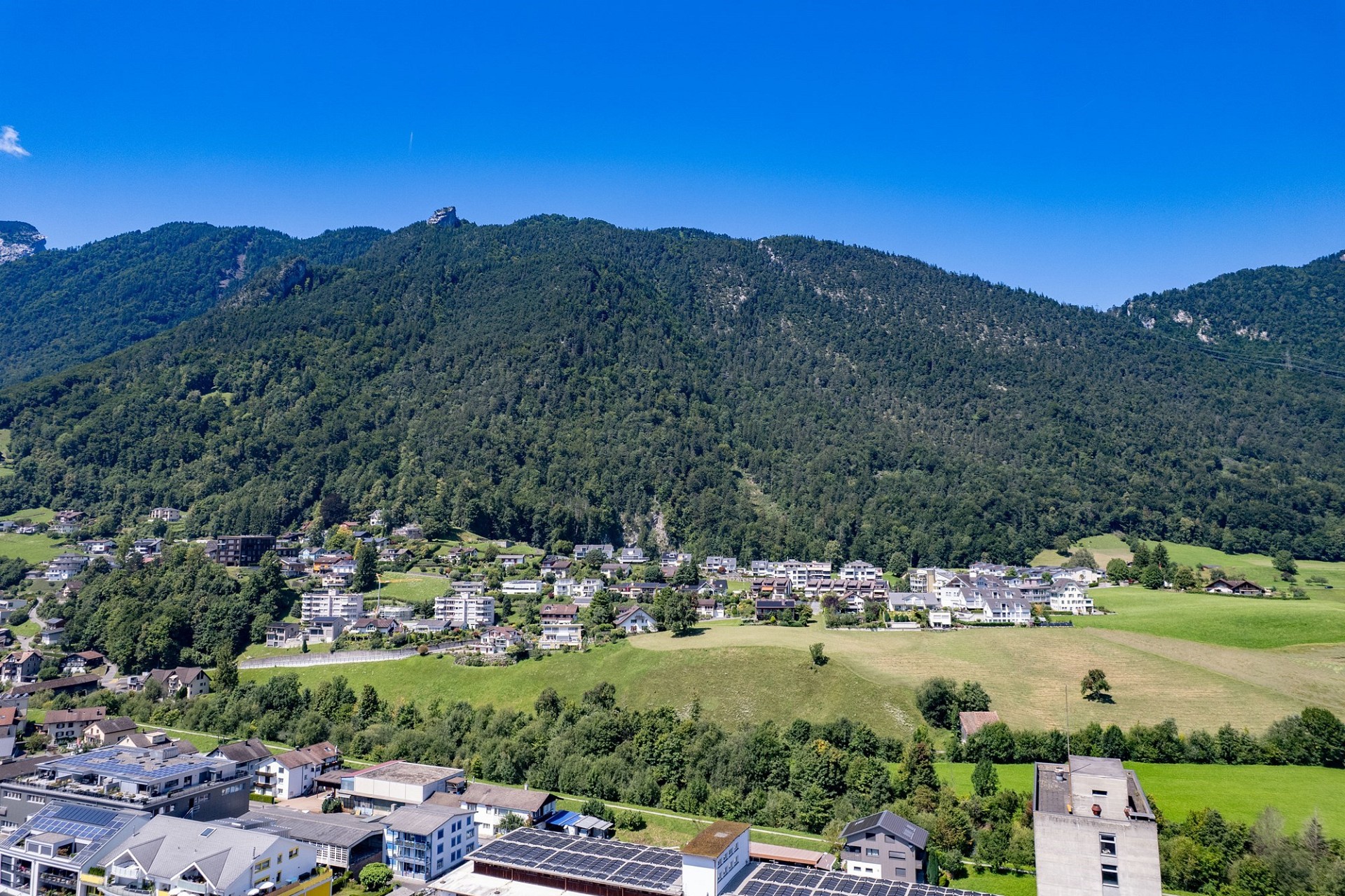 Alpenlandschaft mit Ortschaft und Talblick