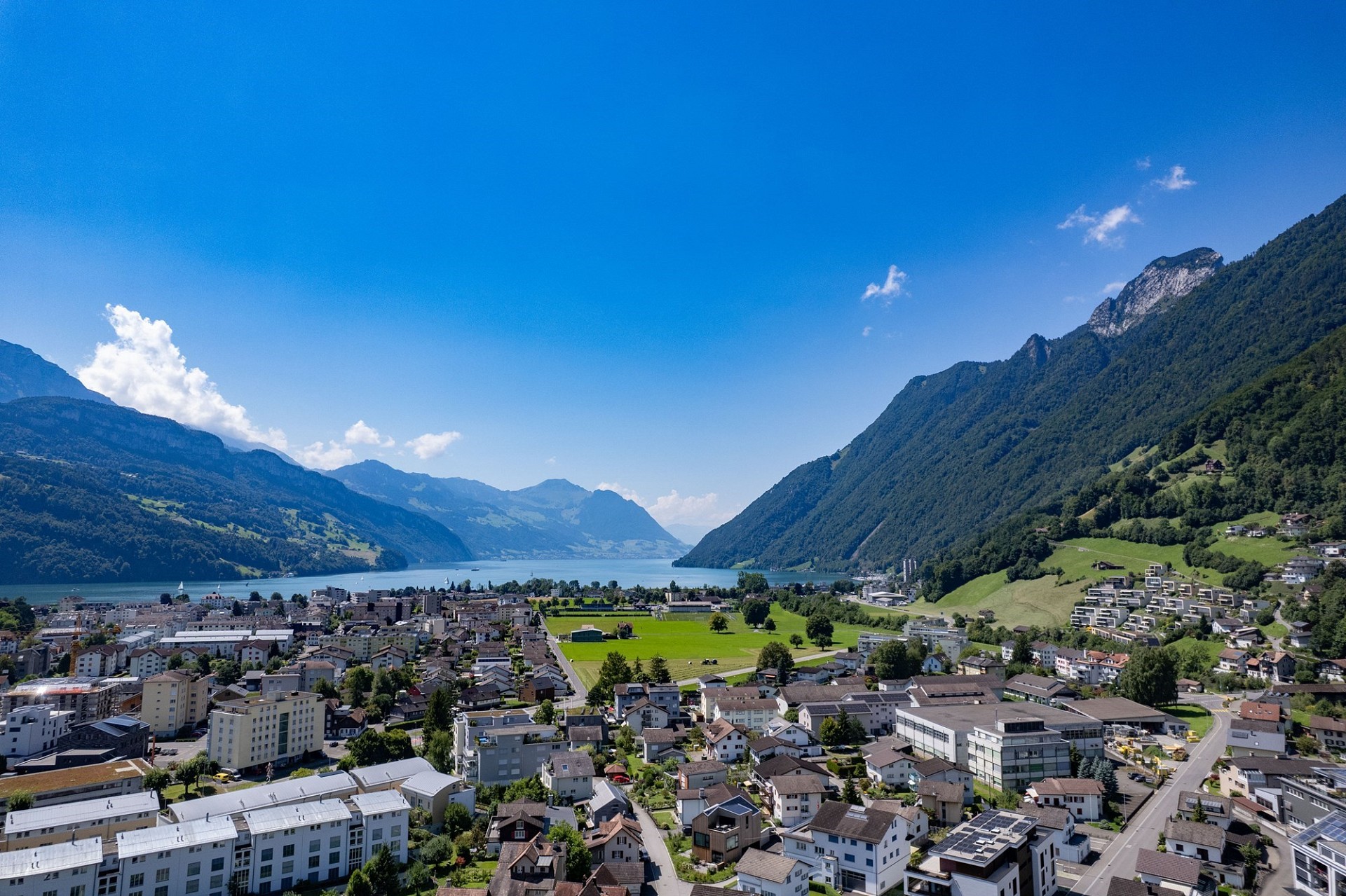 Panoramablick auf See, Stadt und Berge
