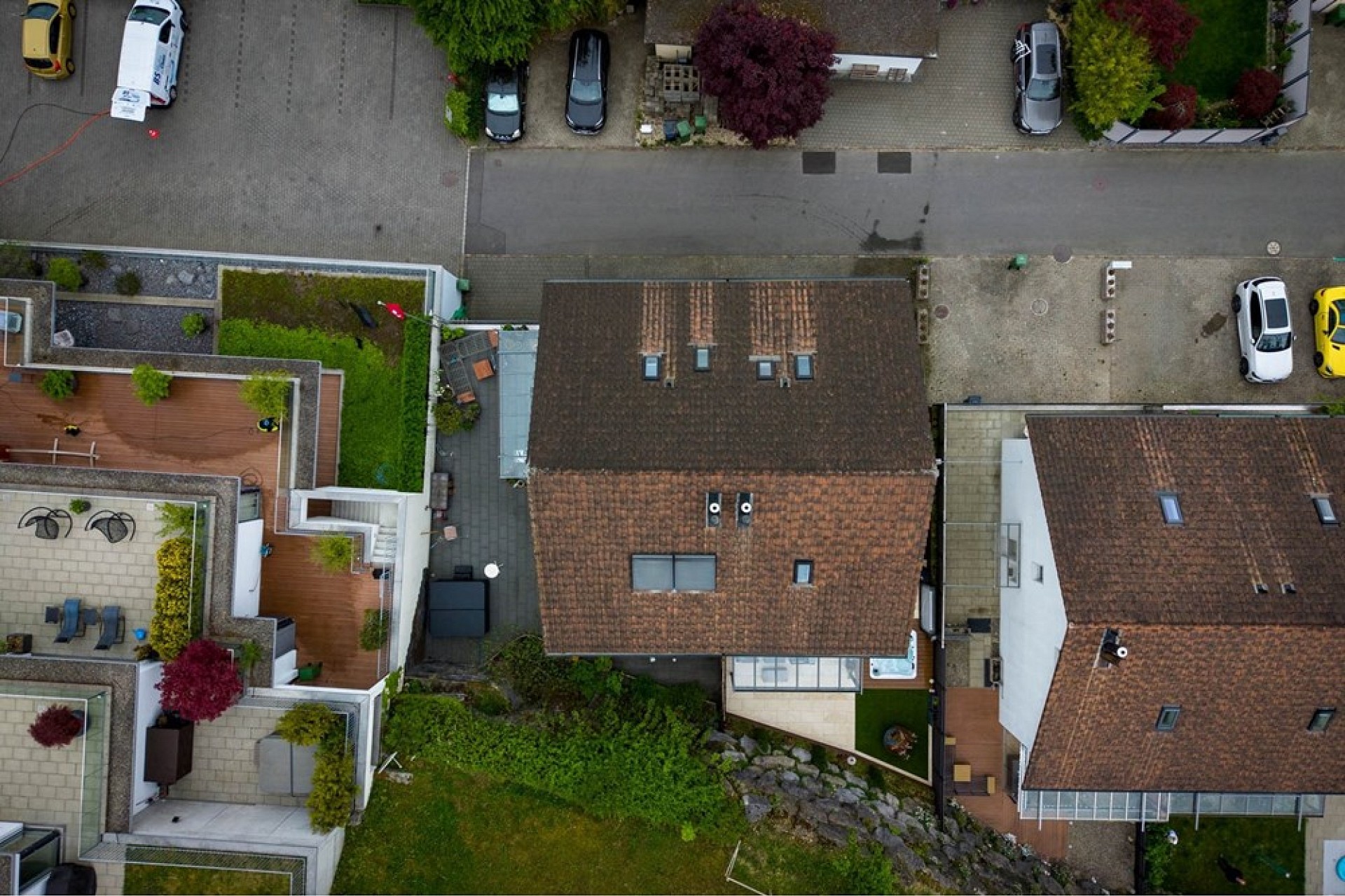 Luftaufnahme eines Wohnquartiers mit Dächern und Gärten