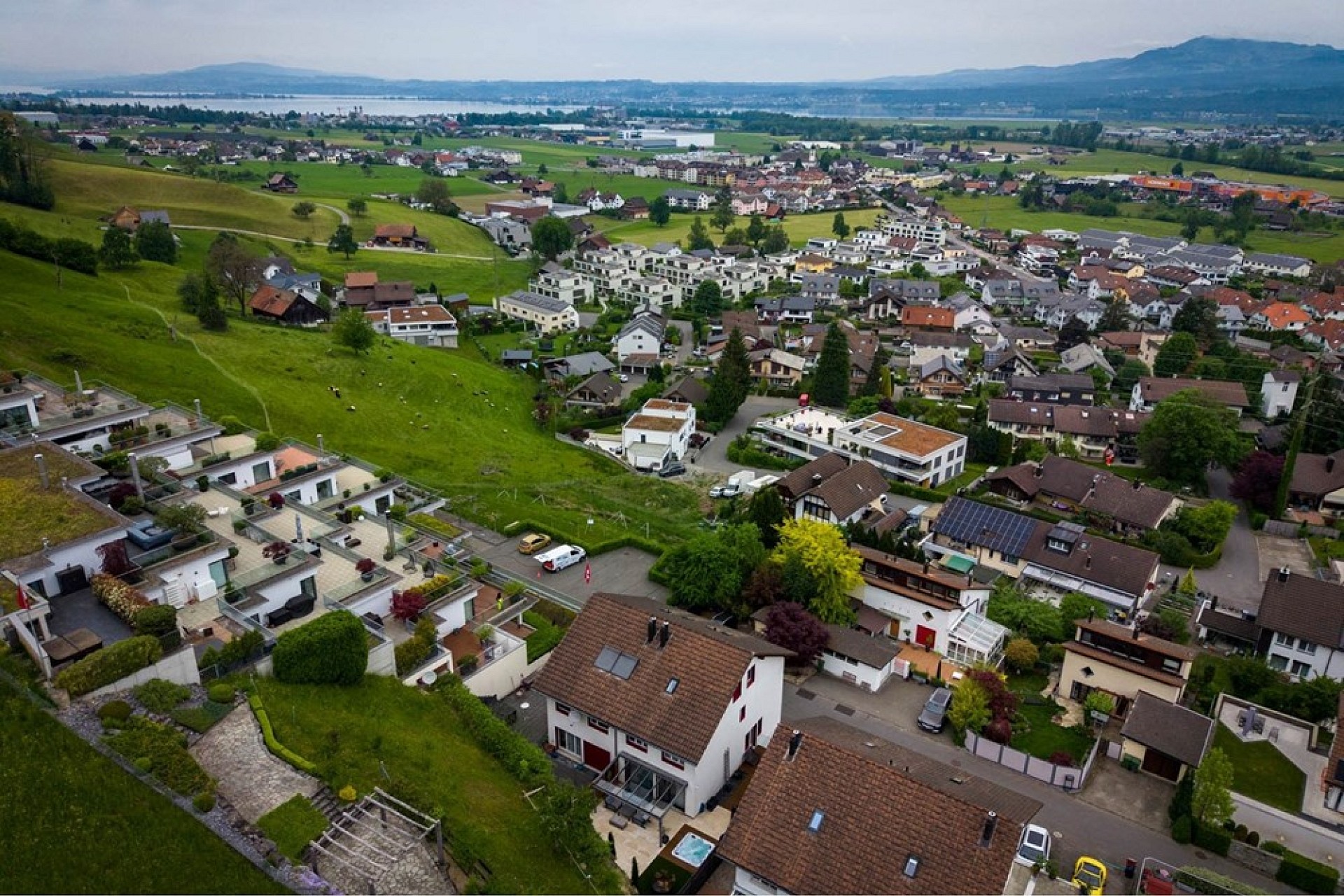 Luftaufnahme eines Wohnviertels am Hang