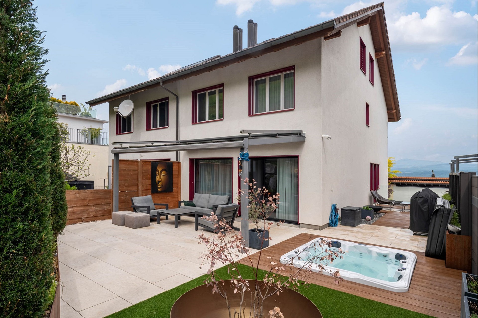 Außenansicht mit Terrasse und Whirlpool