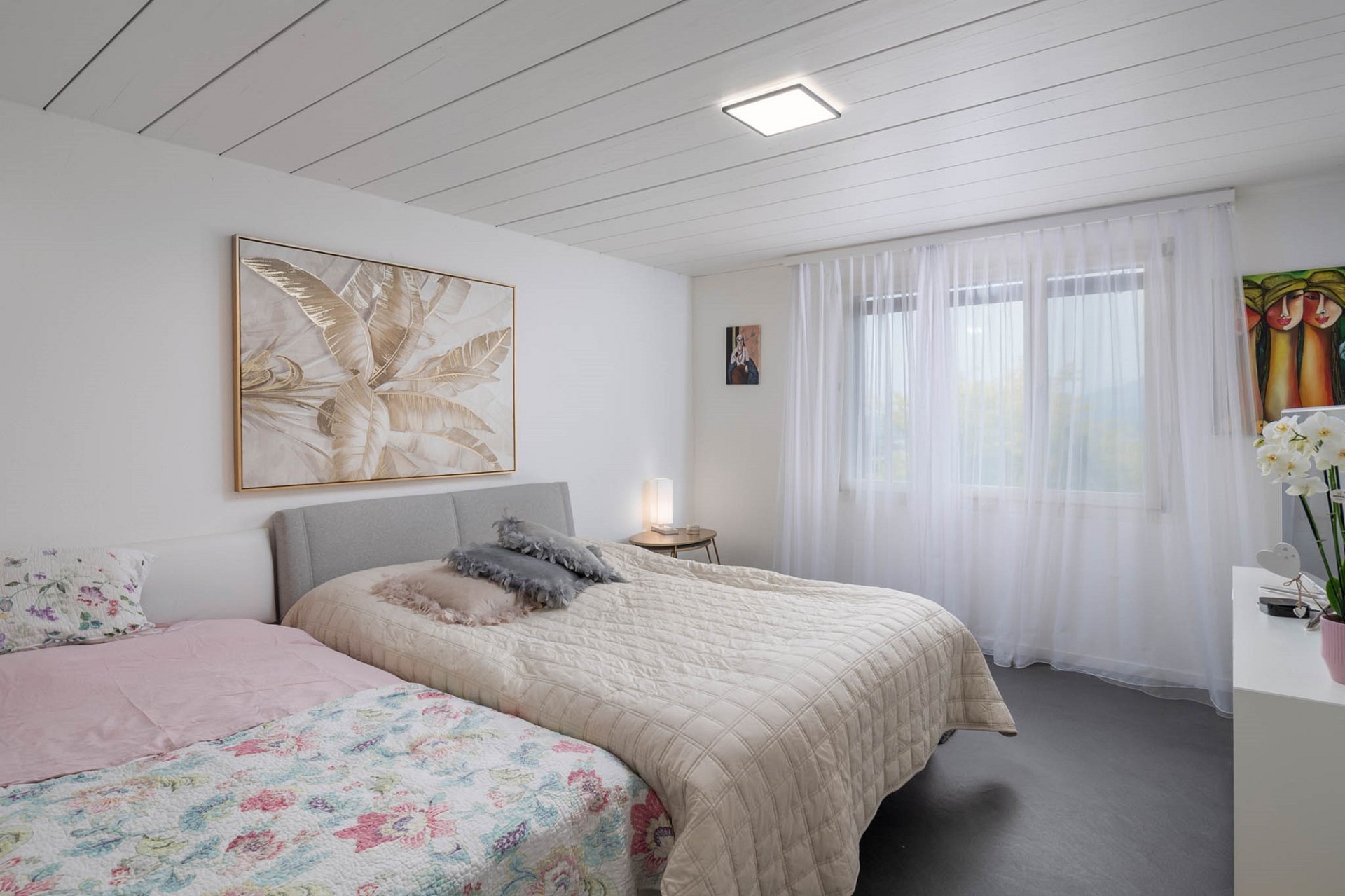 Helles Schlafzimmer mit zwei Betten