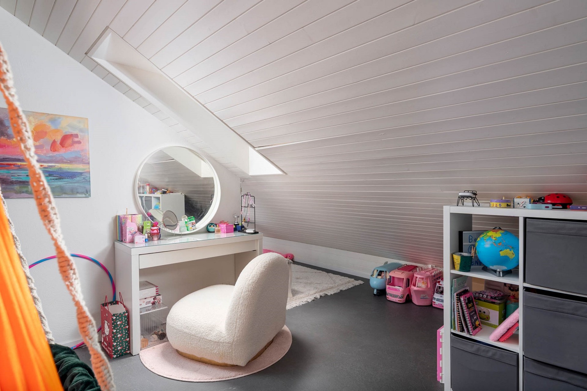 Helles Dachzimmer mit Kindermöbeln