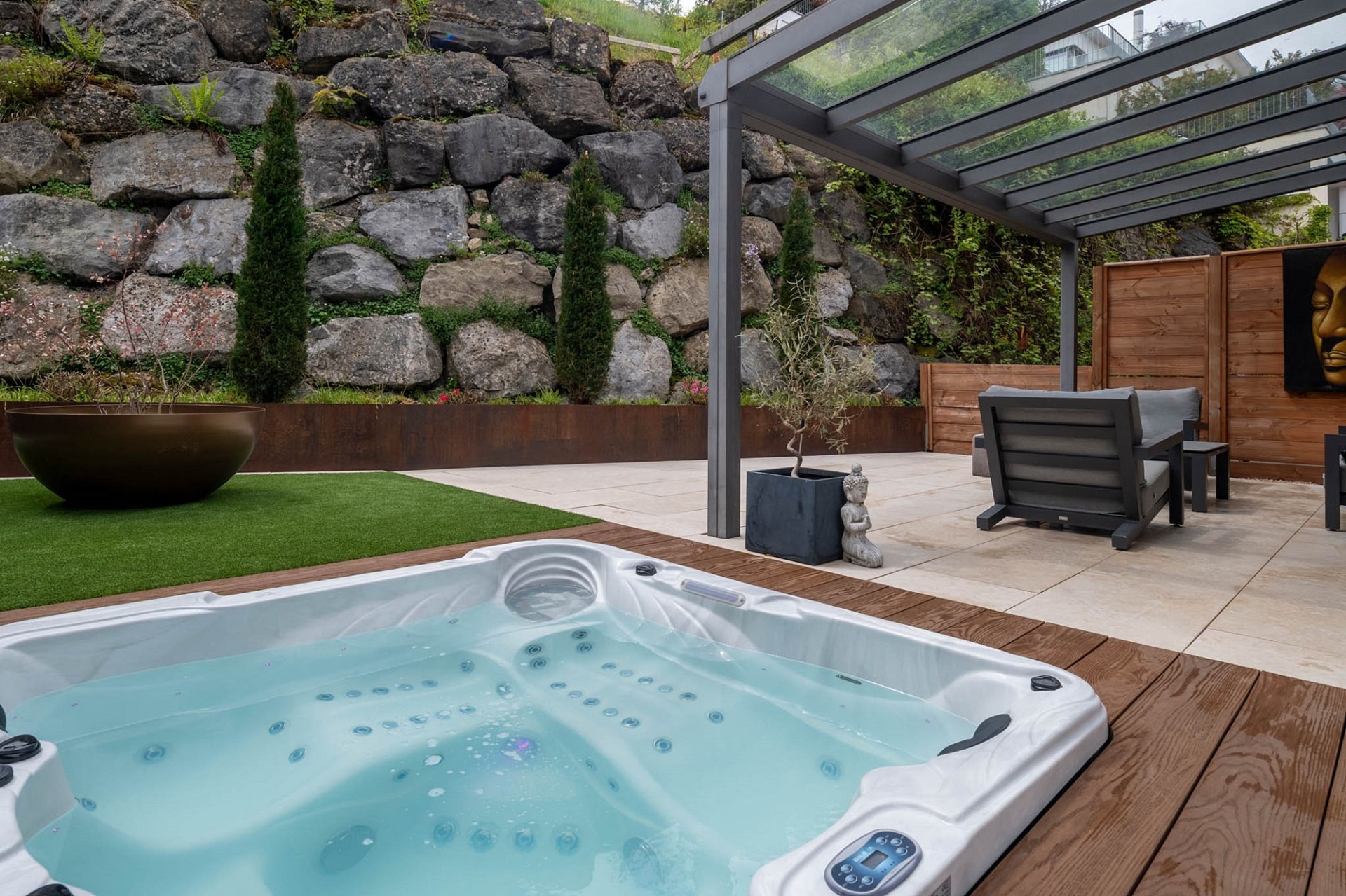 Terrasse mit Whirlpool und Lounge-Bereich