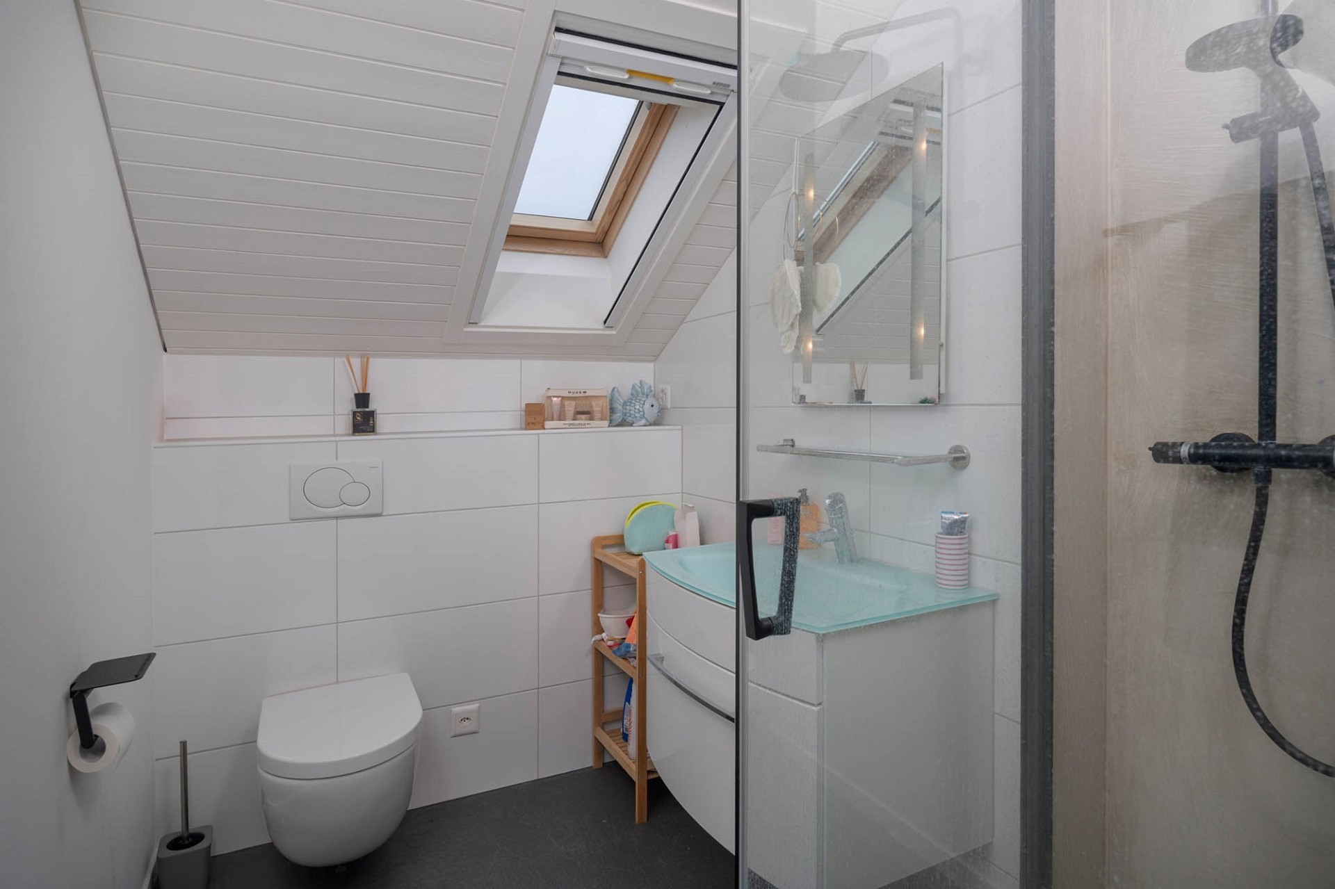 Modernes Dachgeschoss-Badezimmer mit Dusche und WC