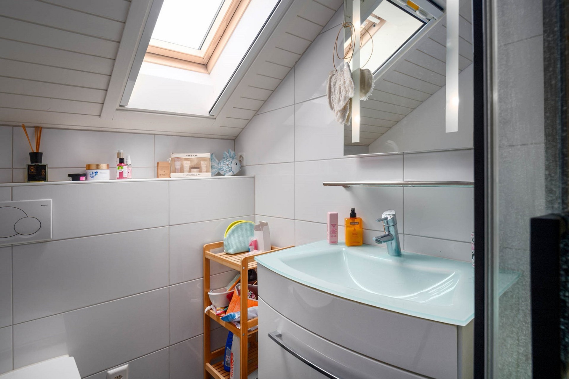 Badezimmer mit Dachfenster