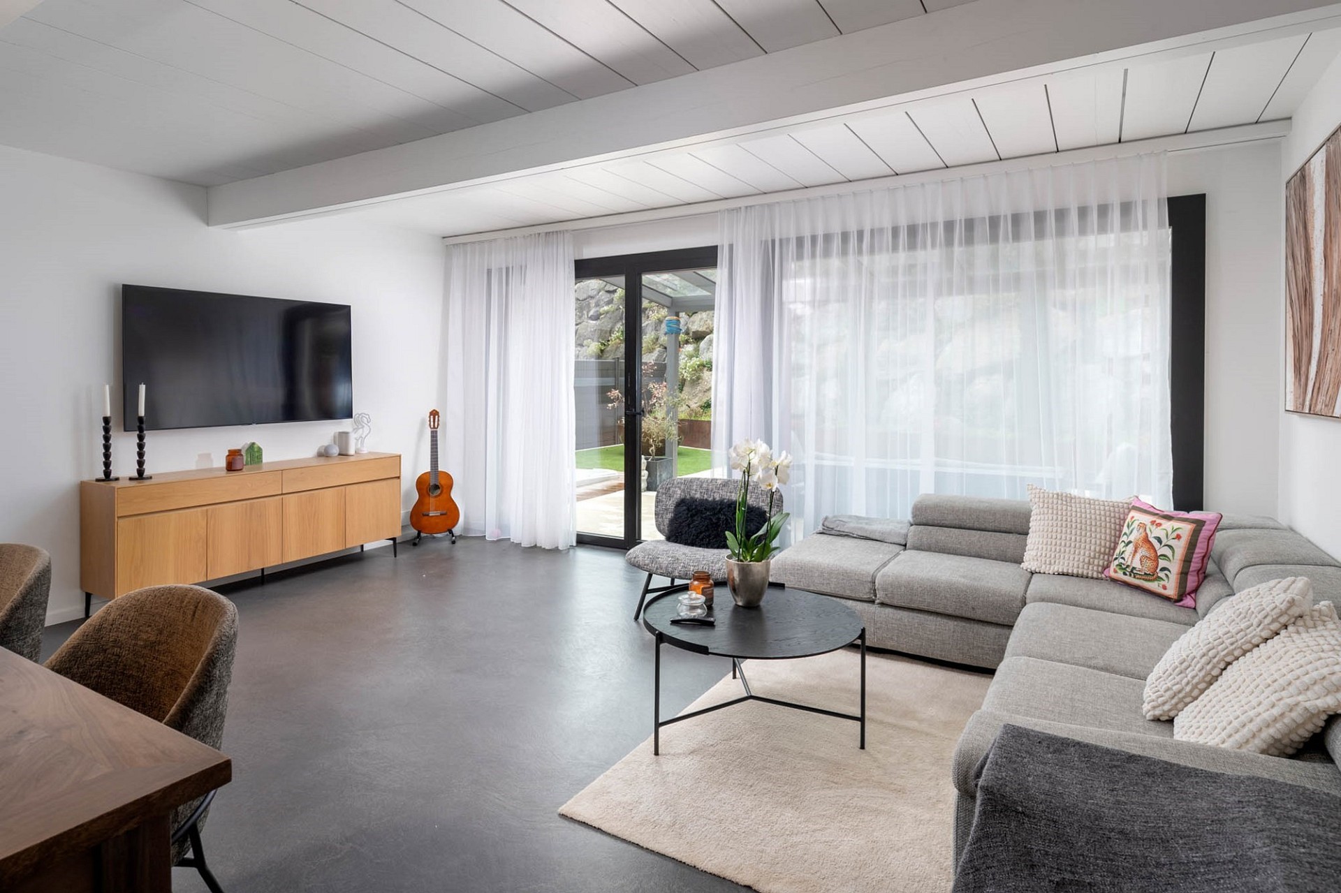 Heller Wohnraum mit moderner Sitzgruppe und Gartenzugang