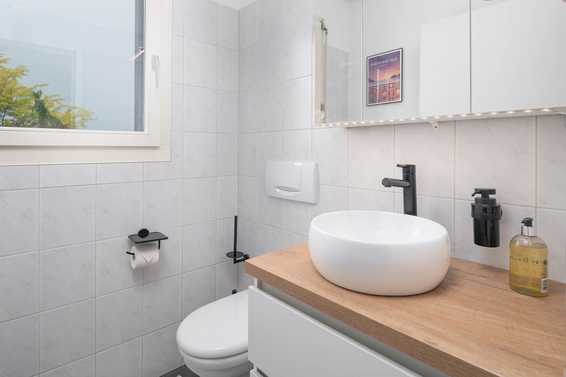 Modernes Gäste-WC mit Waschtisch