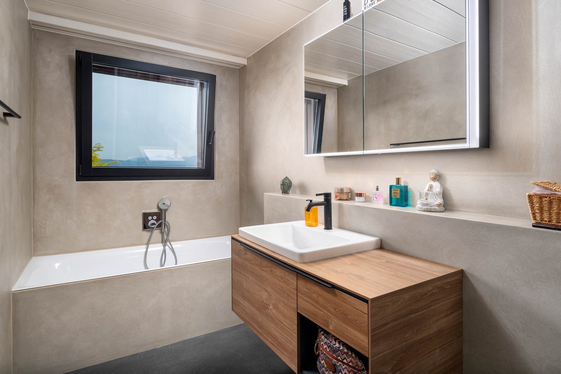 Modernes Badezimmer mit Badewanne und Waschtisch