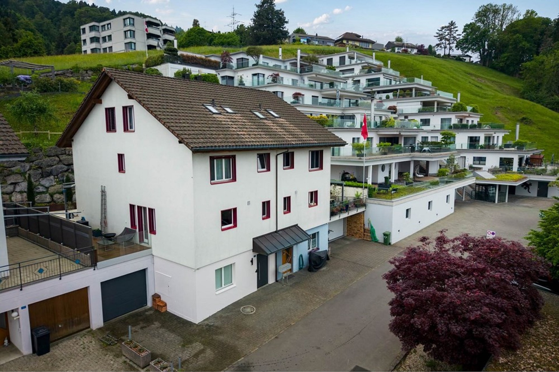 Hanglage mit terrassierten Wohnhäusern