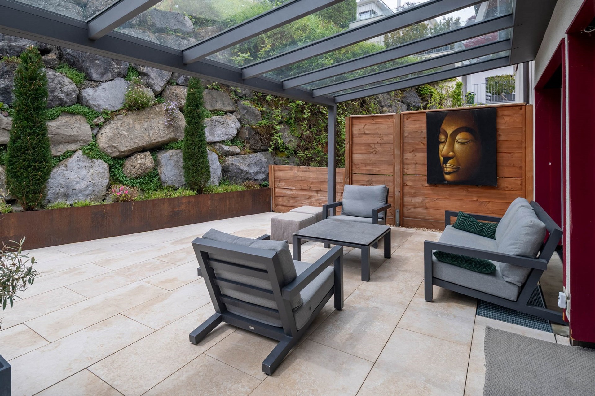 Überdachte Terrasse mit Lounge-Möbeln