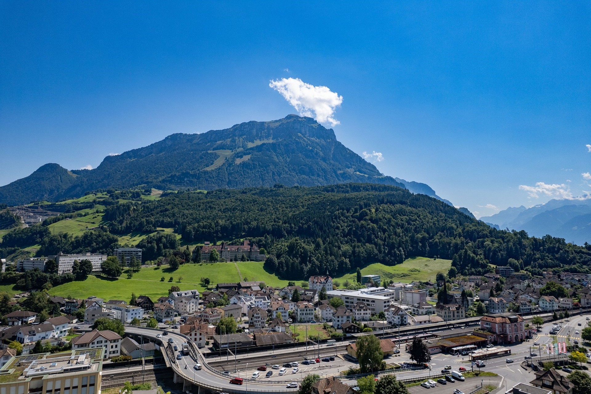 Alpenstadt mit Bergpanorama