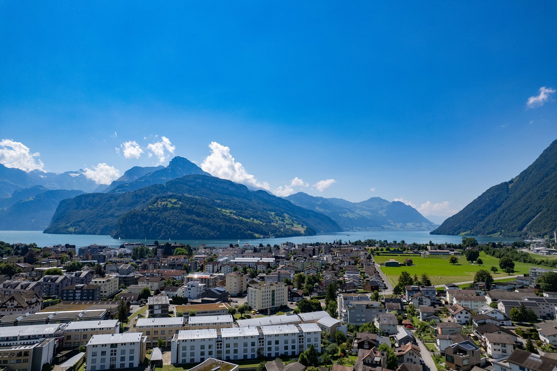 Panoramablick auf Stadt, See und Berge
