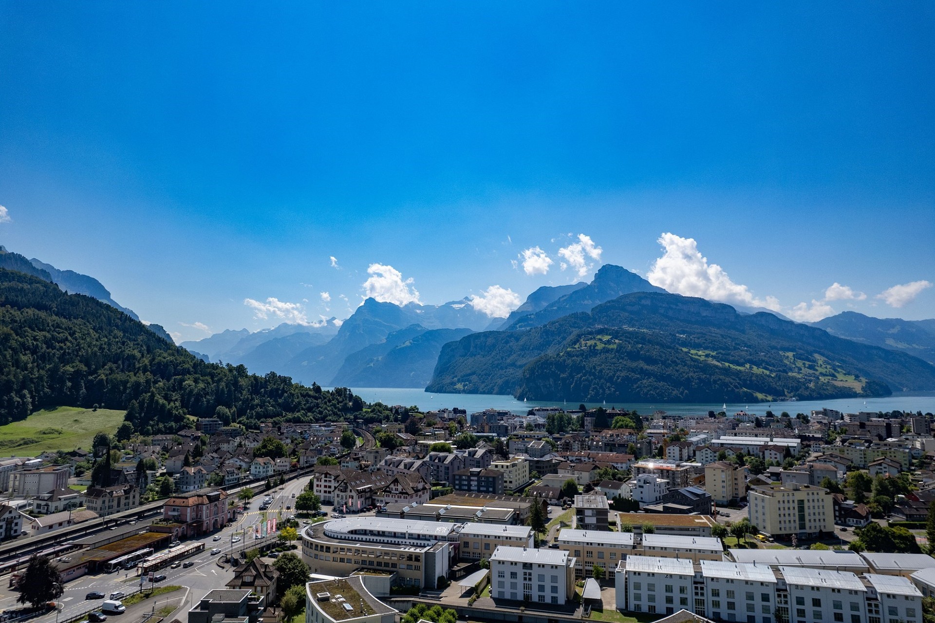 Stadt mit See- und Bergpanorama