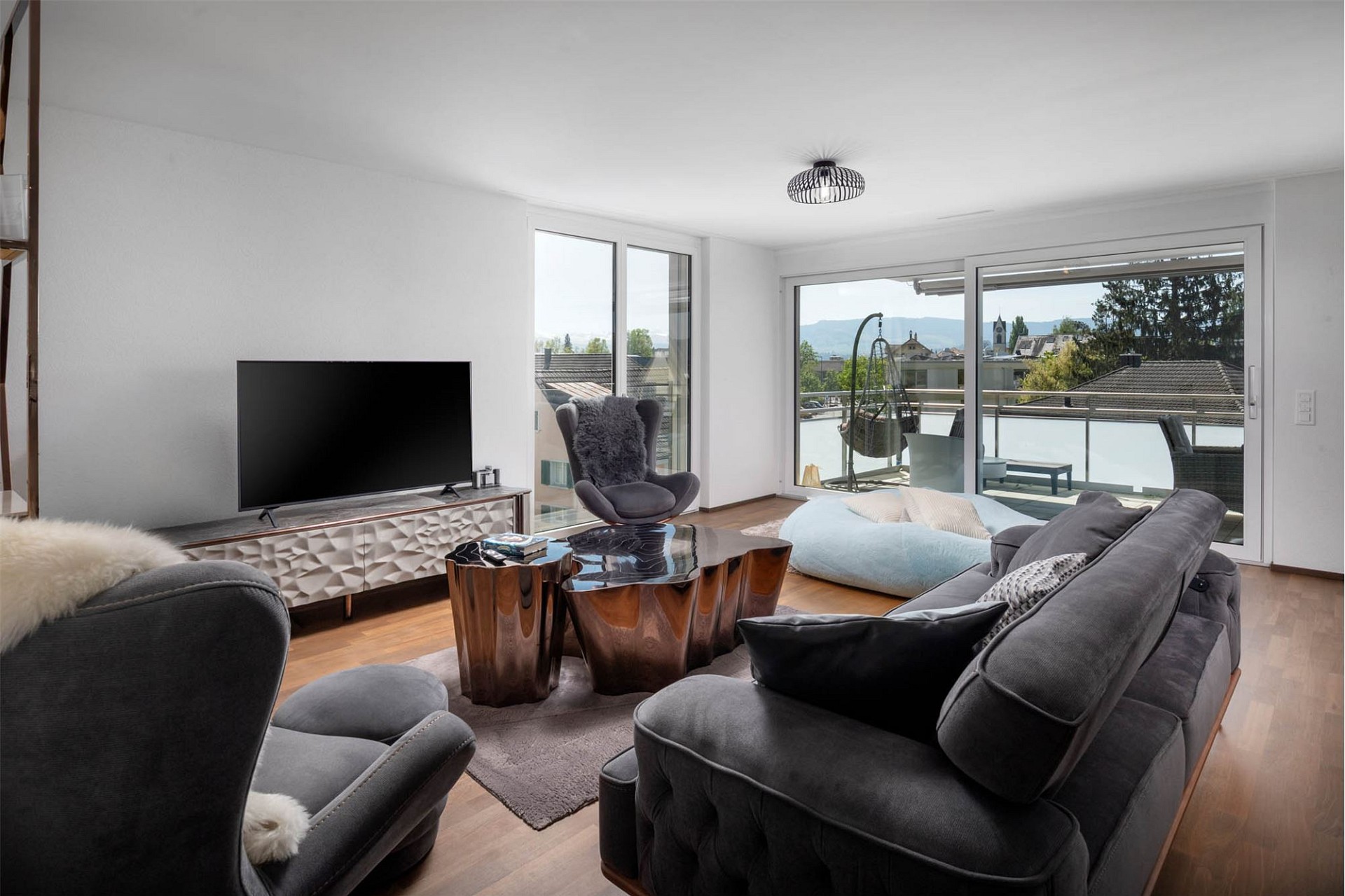 Modernes Wohnzimmer mit Balkonblick