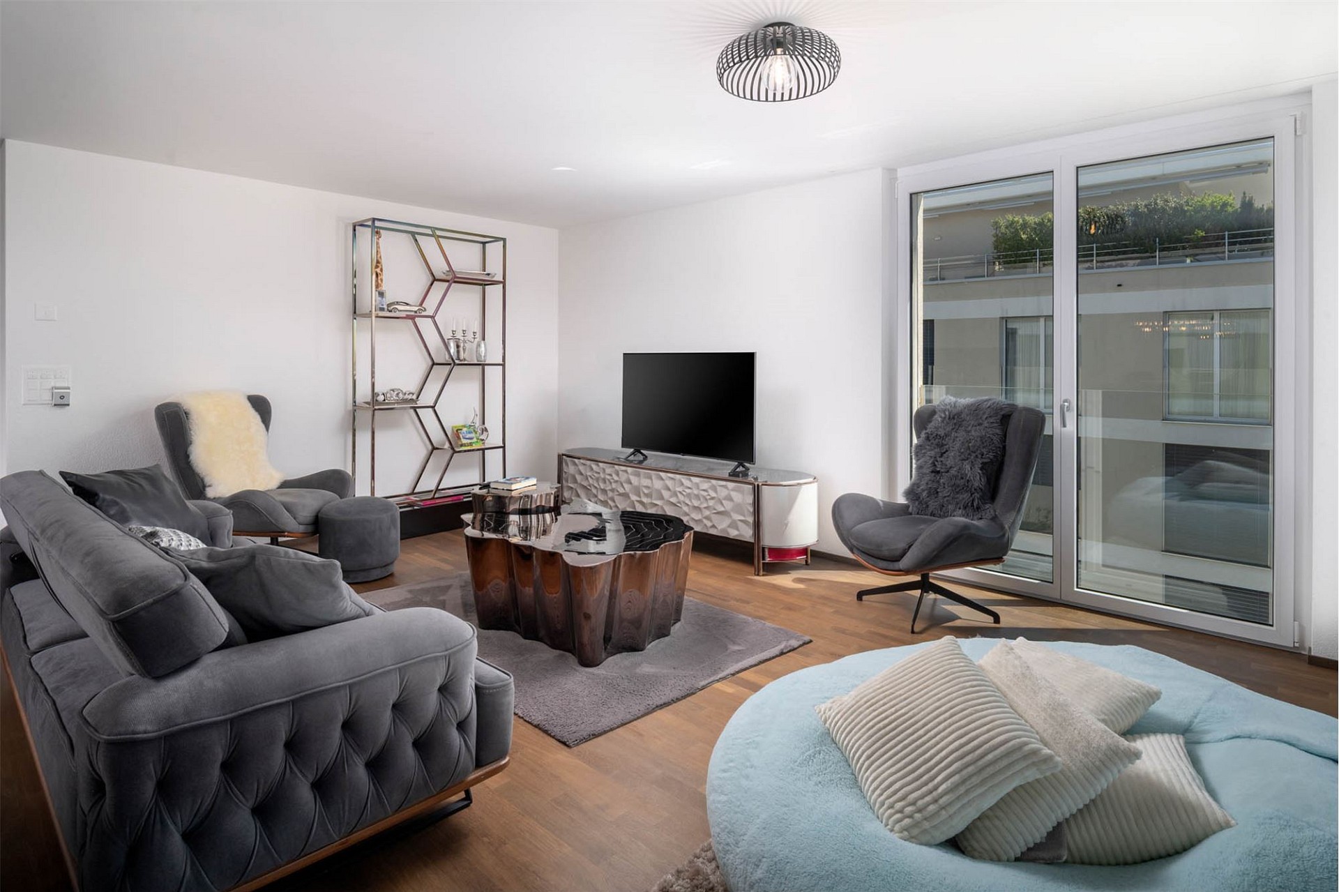 Modernes Wohnzimmer mit Balkonblick