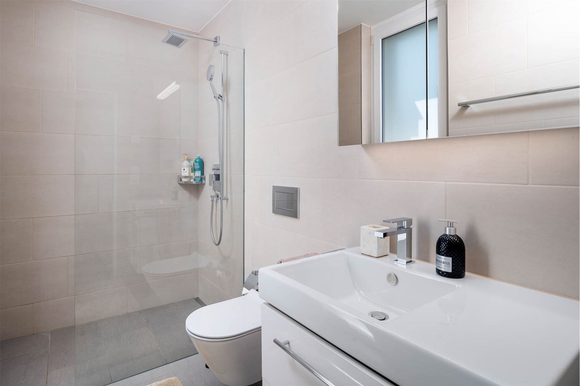 Modernes Badezimmer mit Dusche und Waschtisch