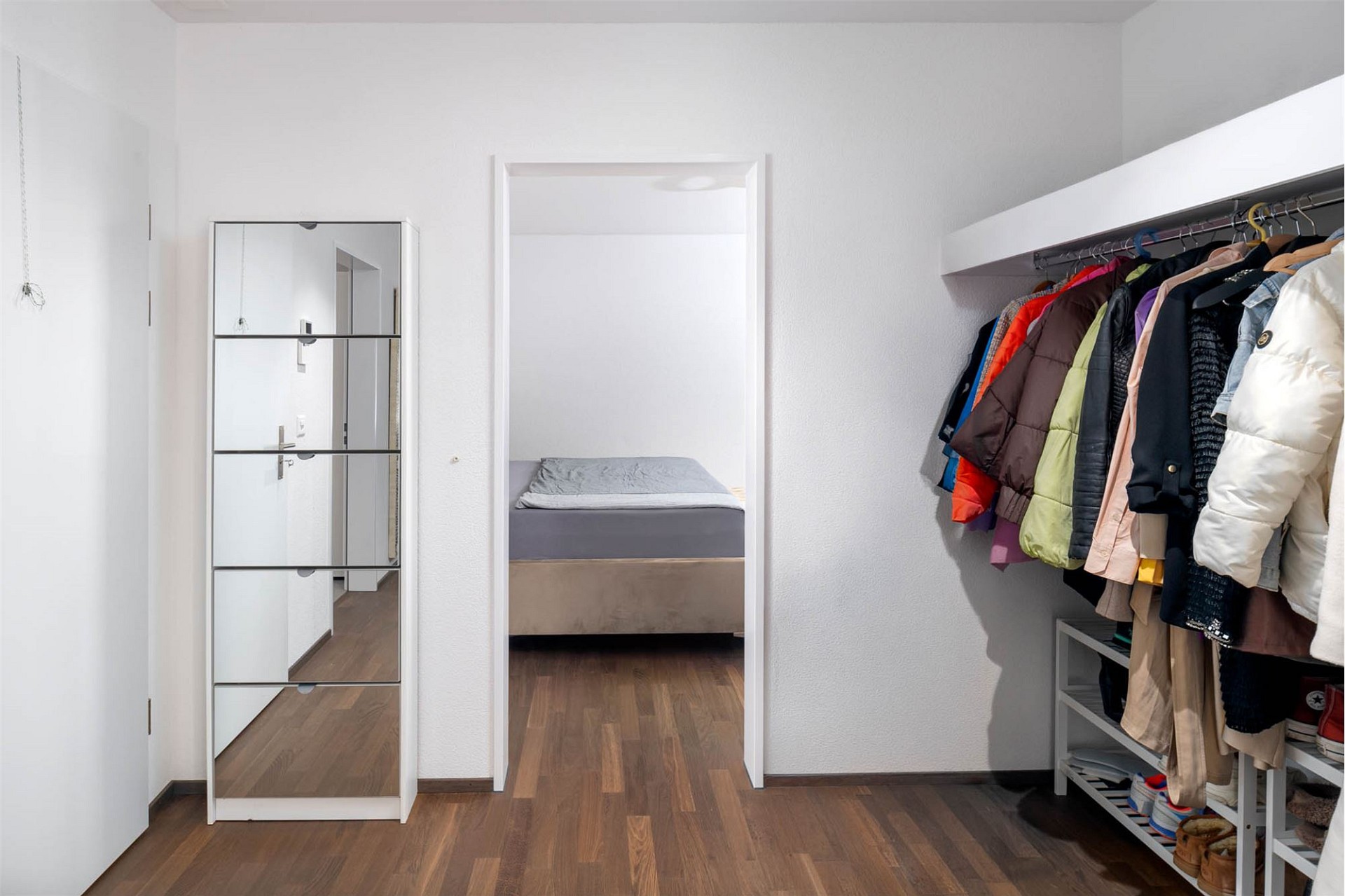 Begehbarer Kleiderschrank mit Schlafzimmerblick