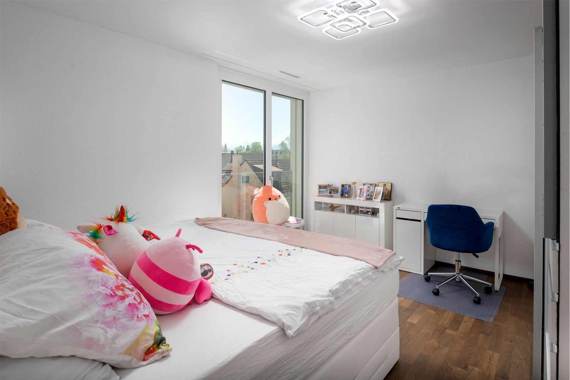 Helles Schlafzimmer mit Kinderdeko