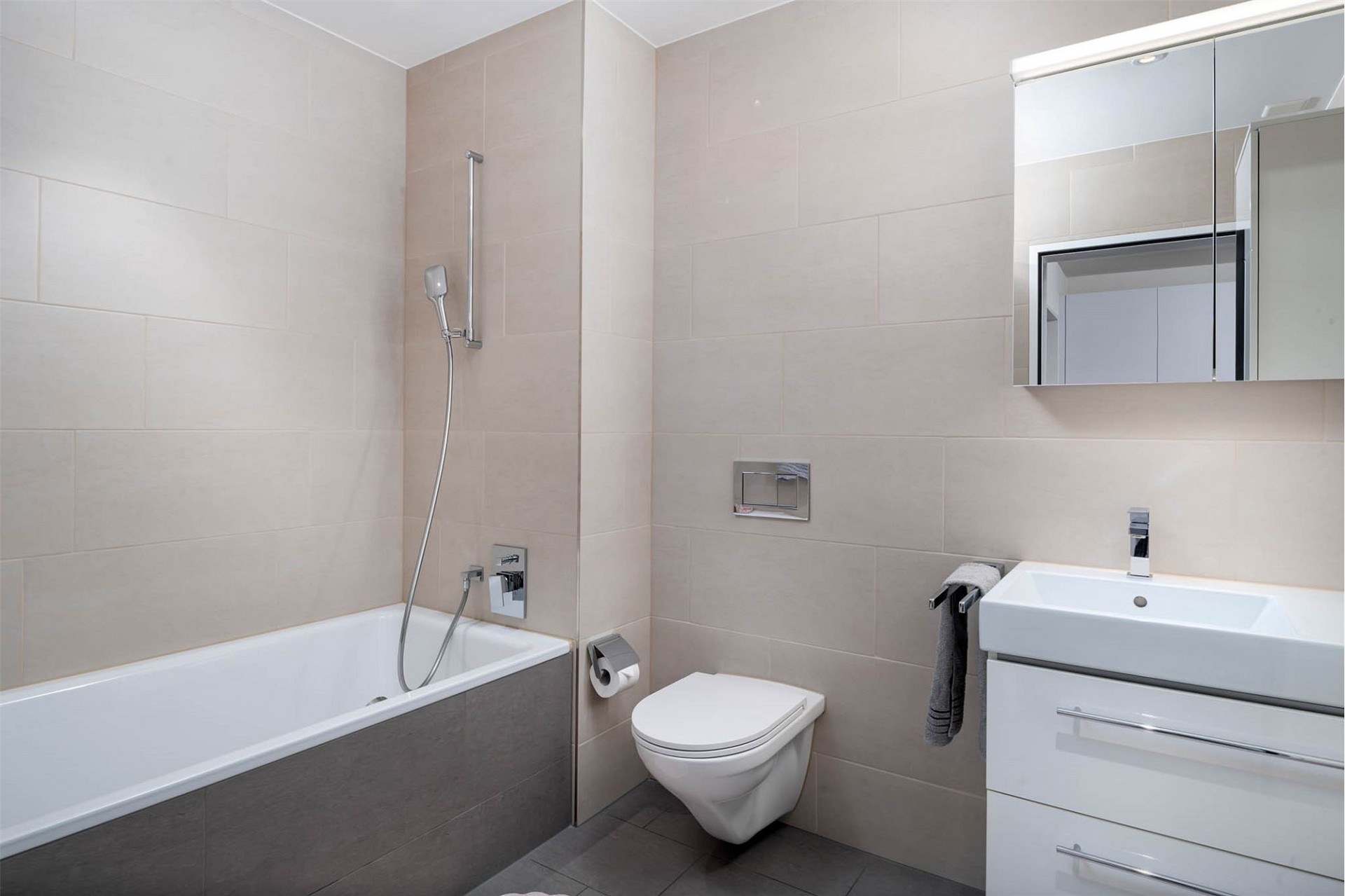 Modernes Badezimmer mit Badewanne und Waschtisch