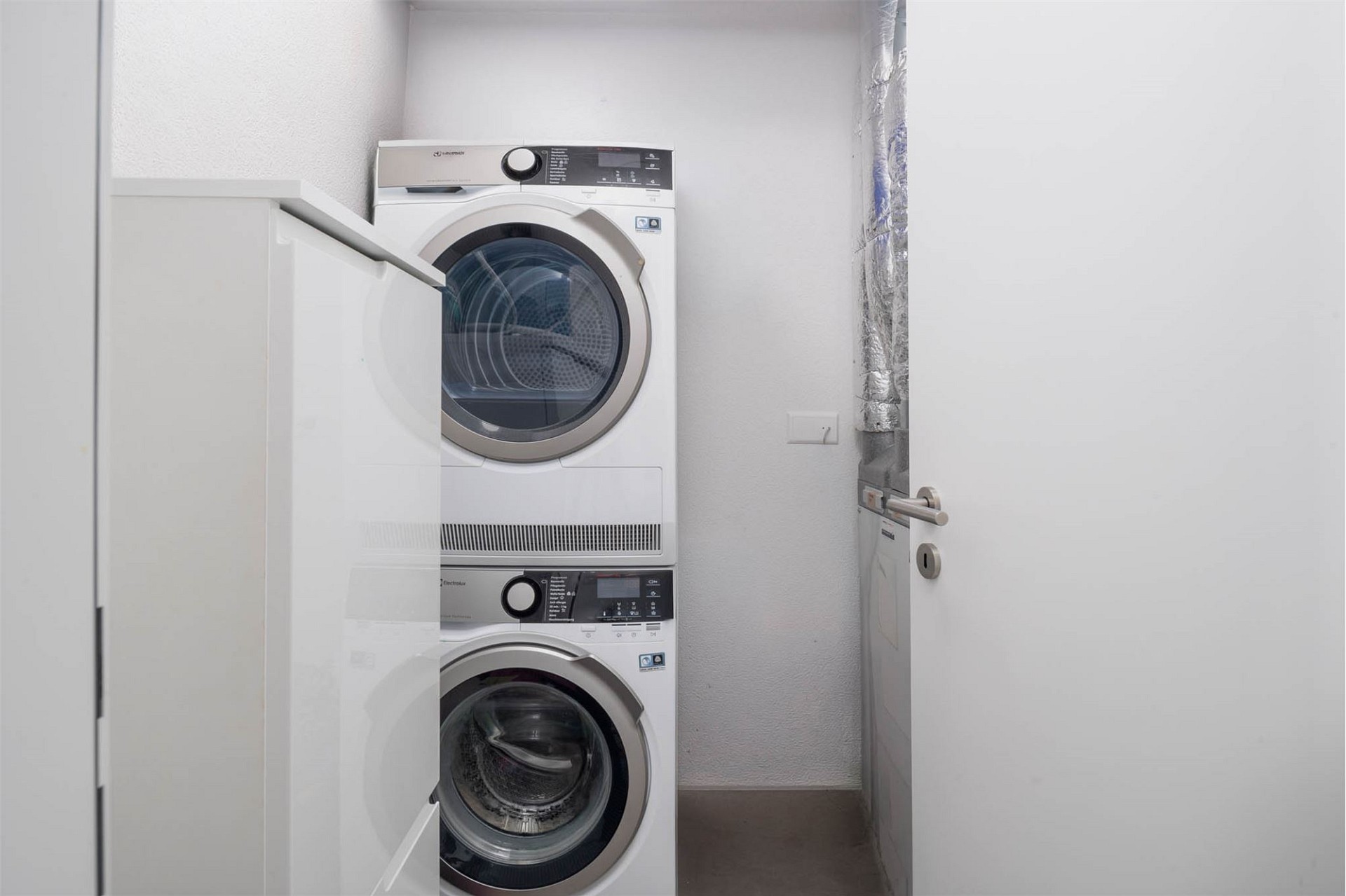 Hauswirtschaftsraum mit Waschmaschinen und Trockner