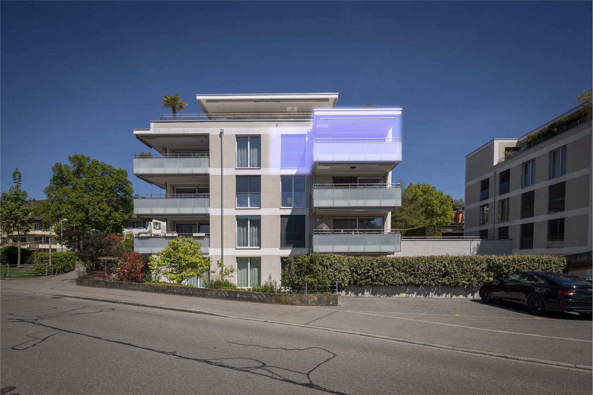 Modernes Mehrfamilienhaus mit Balkonen