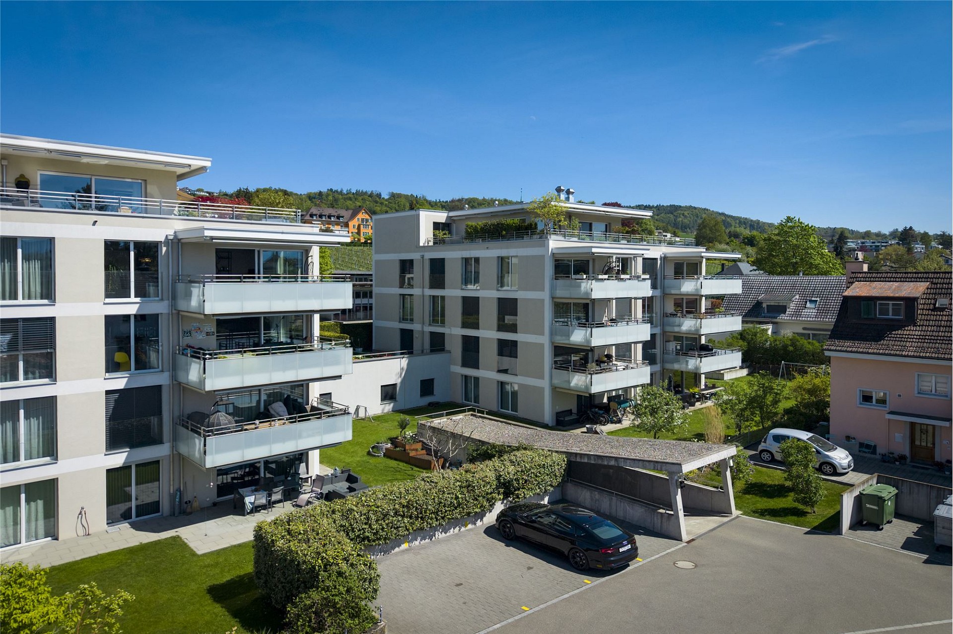 Moderne Wohnanlage mit Balkonen