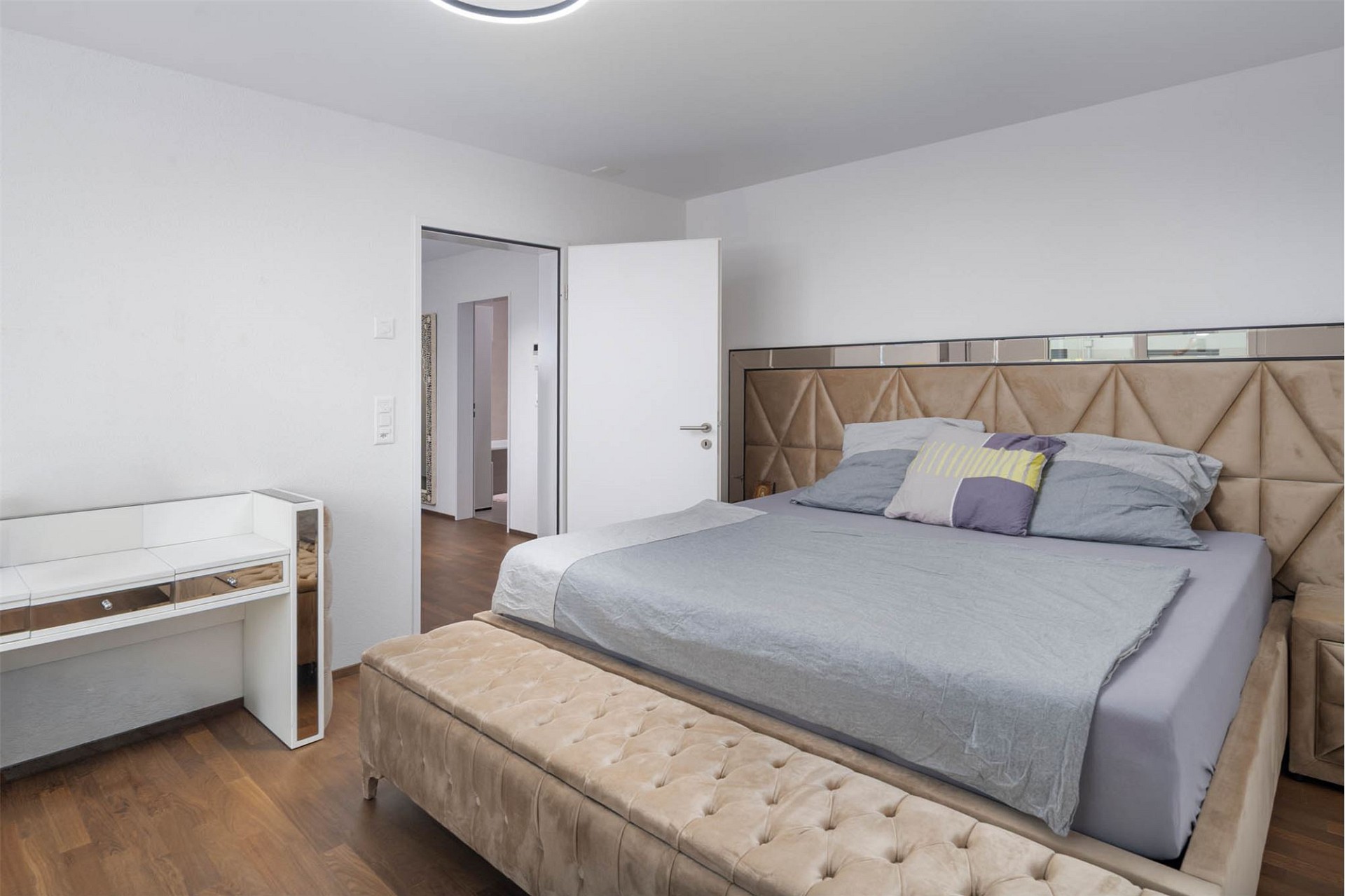 Modernes Schlafzimmer mit gepolstertem Bett