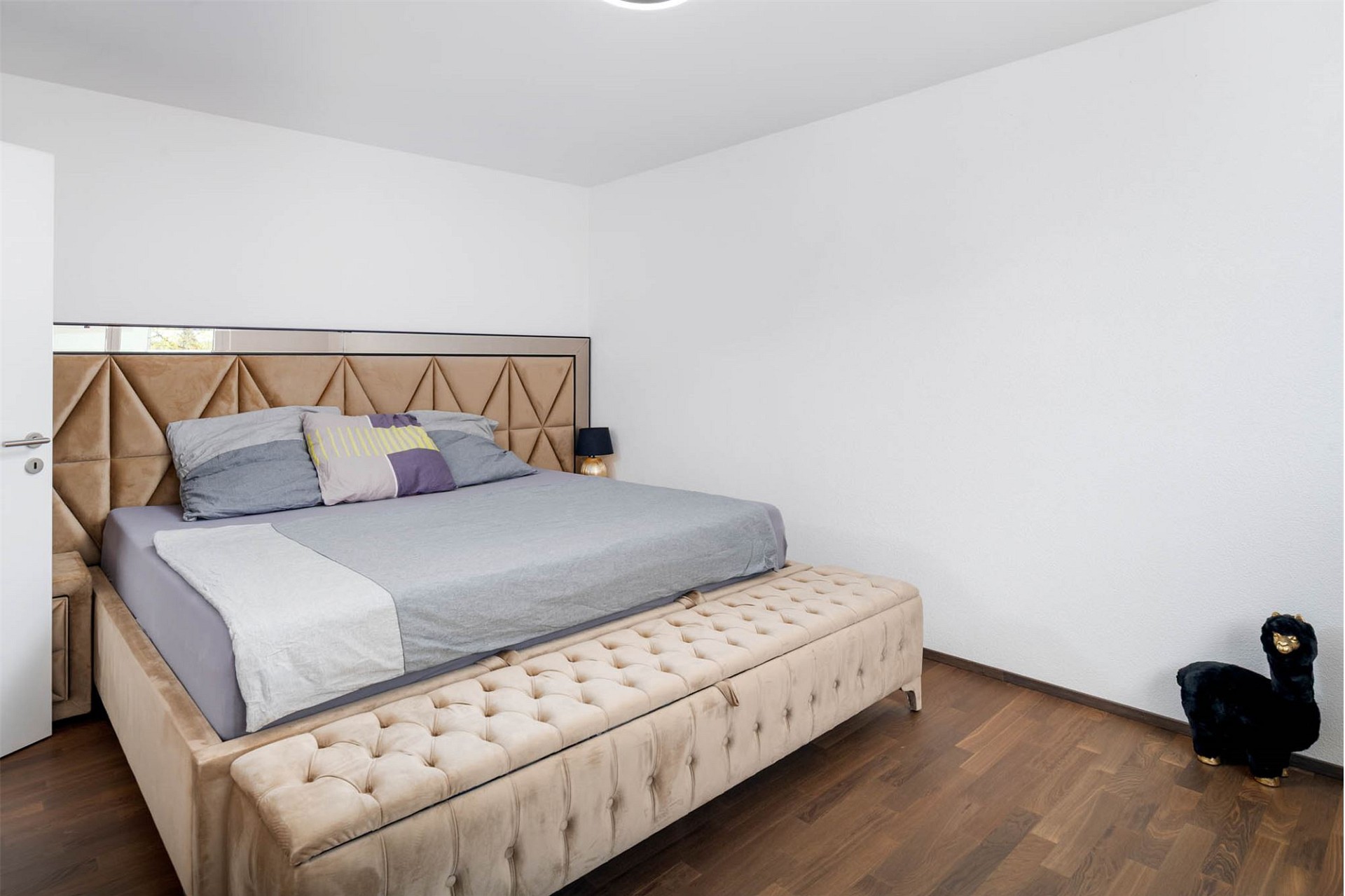 Modernes Schlafzimmer mit gepolstertem Bett