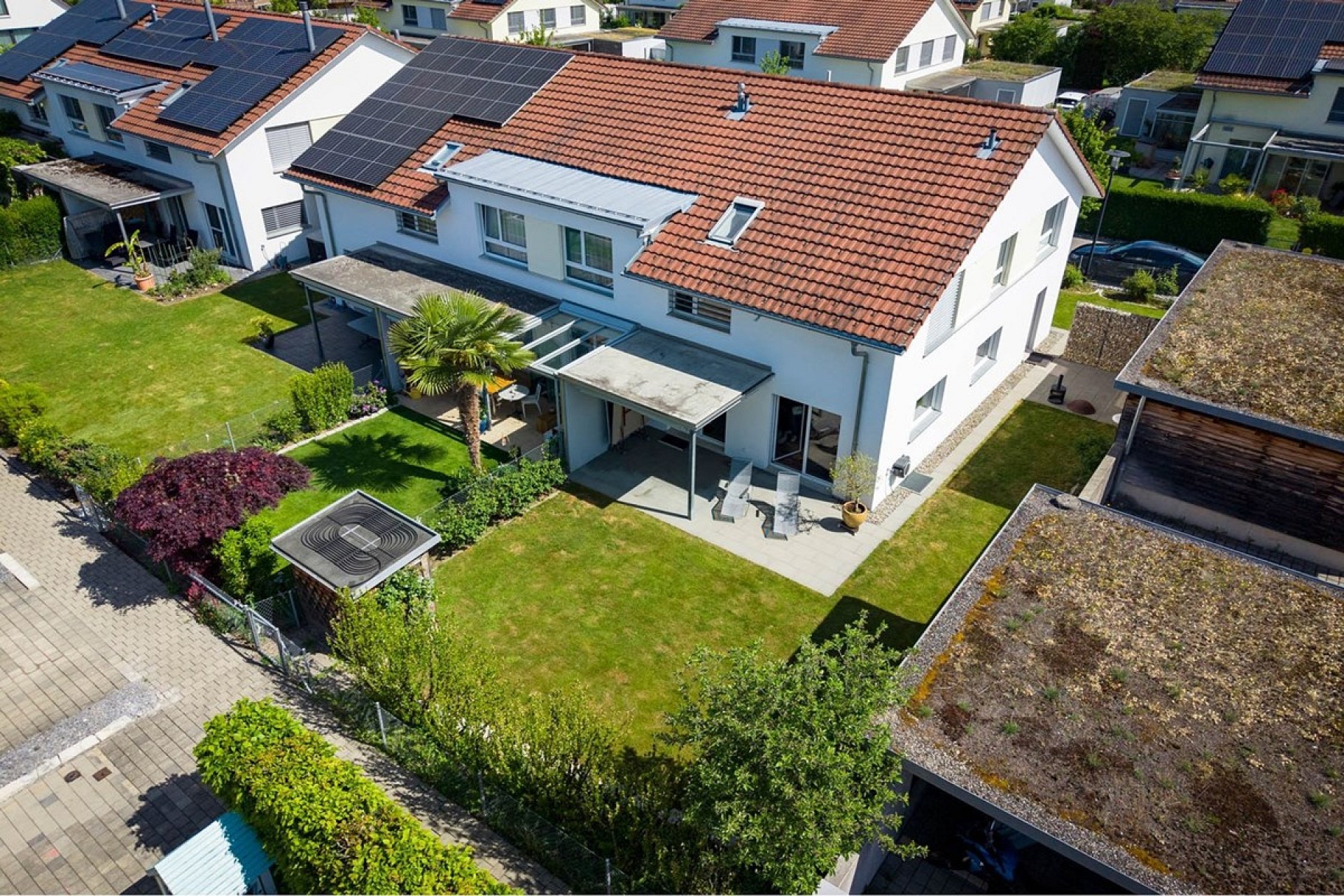 Luftaufnahme eines Einfamilienhauses mit Garten