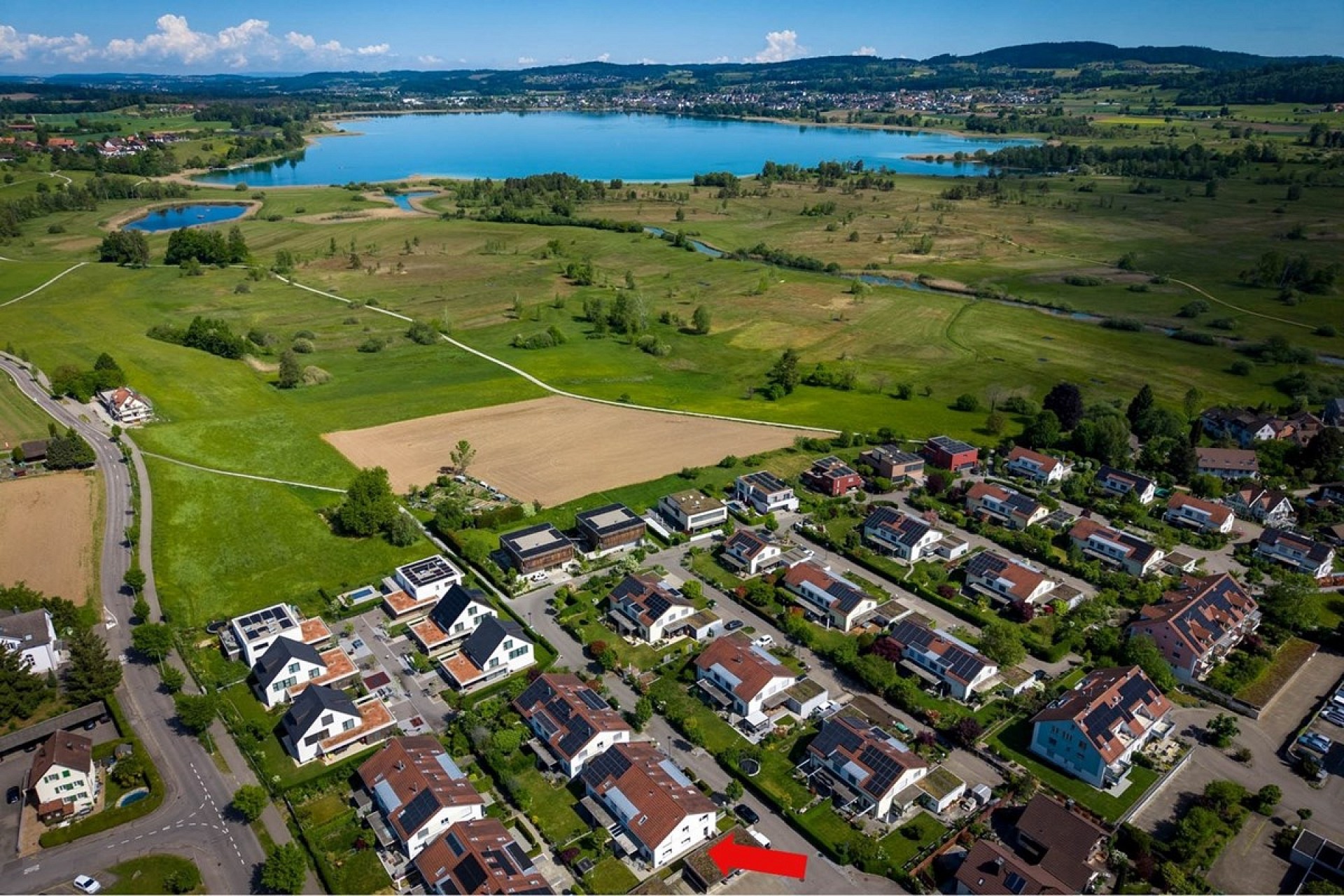 Luftaufnahme eines Wohngebiets am See