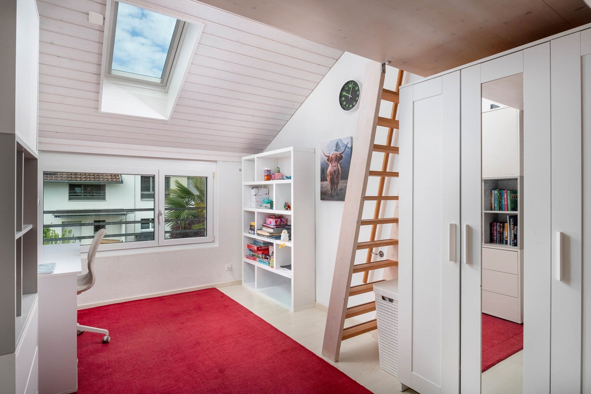 Helles Dachgeschosszimmer mit Arbeitsplatz und Stauraum