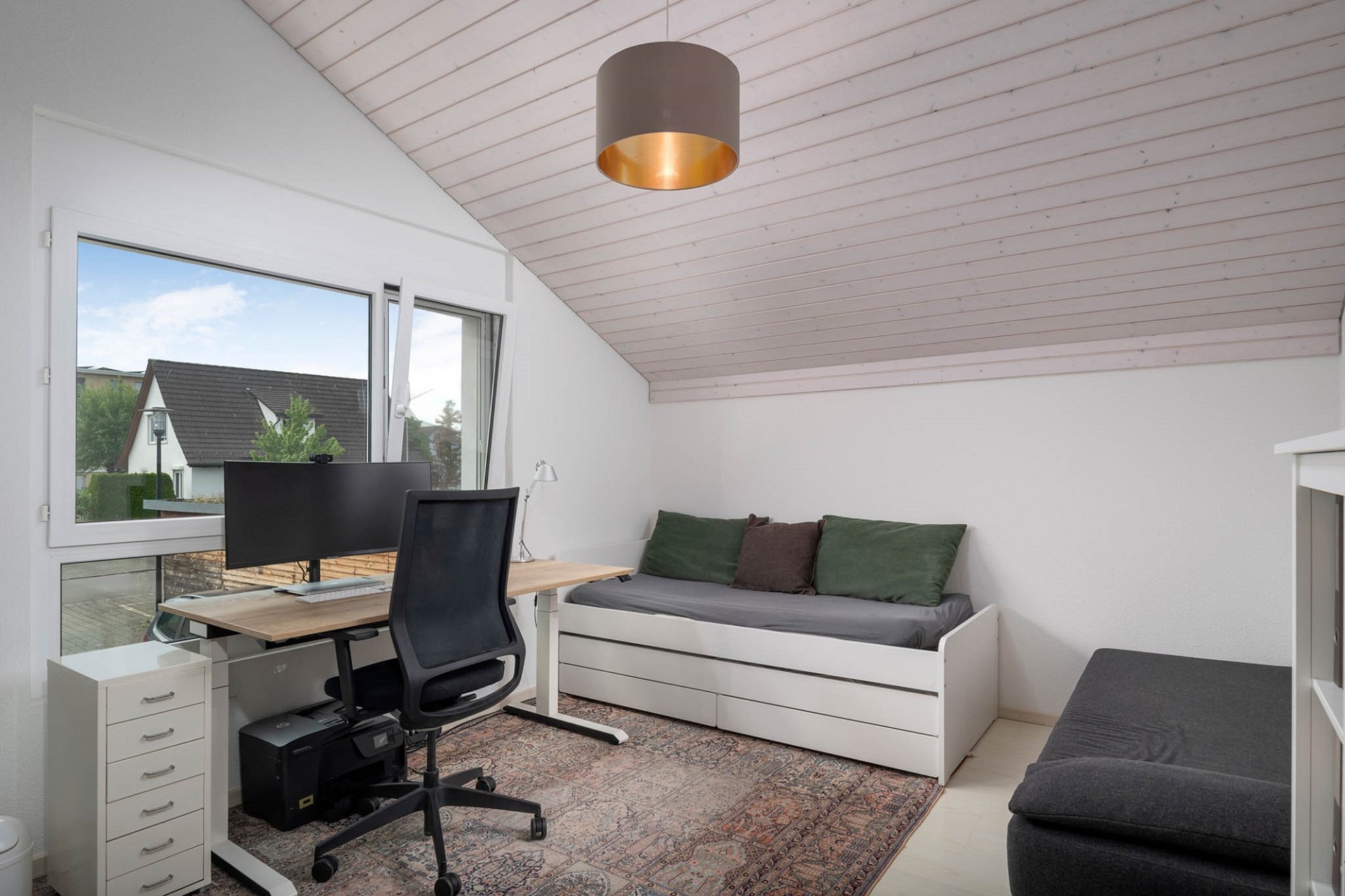 Helles Dachgeschosszimmer als Homeoffice und Schlafbereich