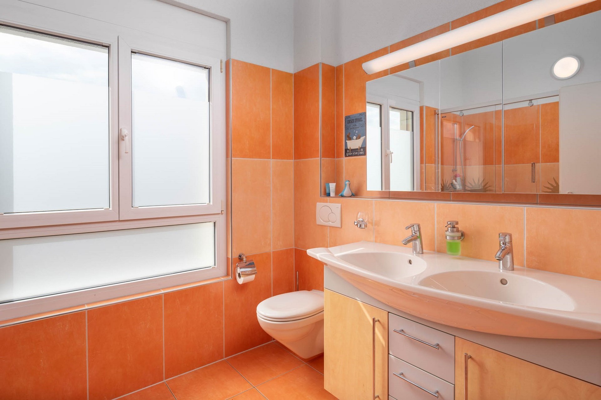 Modernes orangefarbenes Badezimmer
