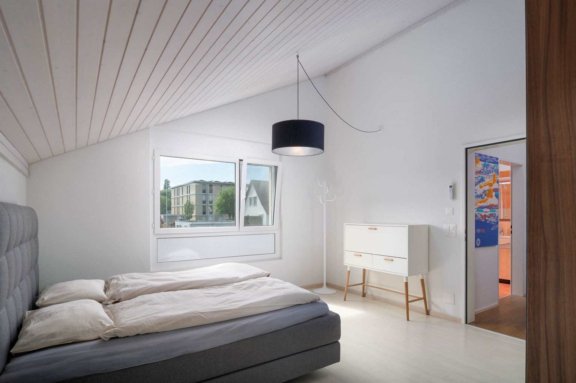 Helles Schlafzimmer mit Dachschräge