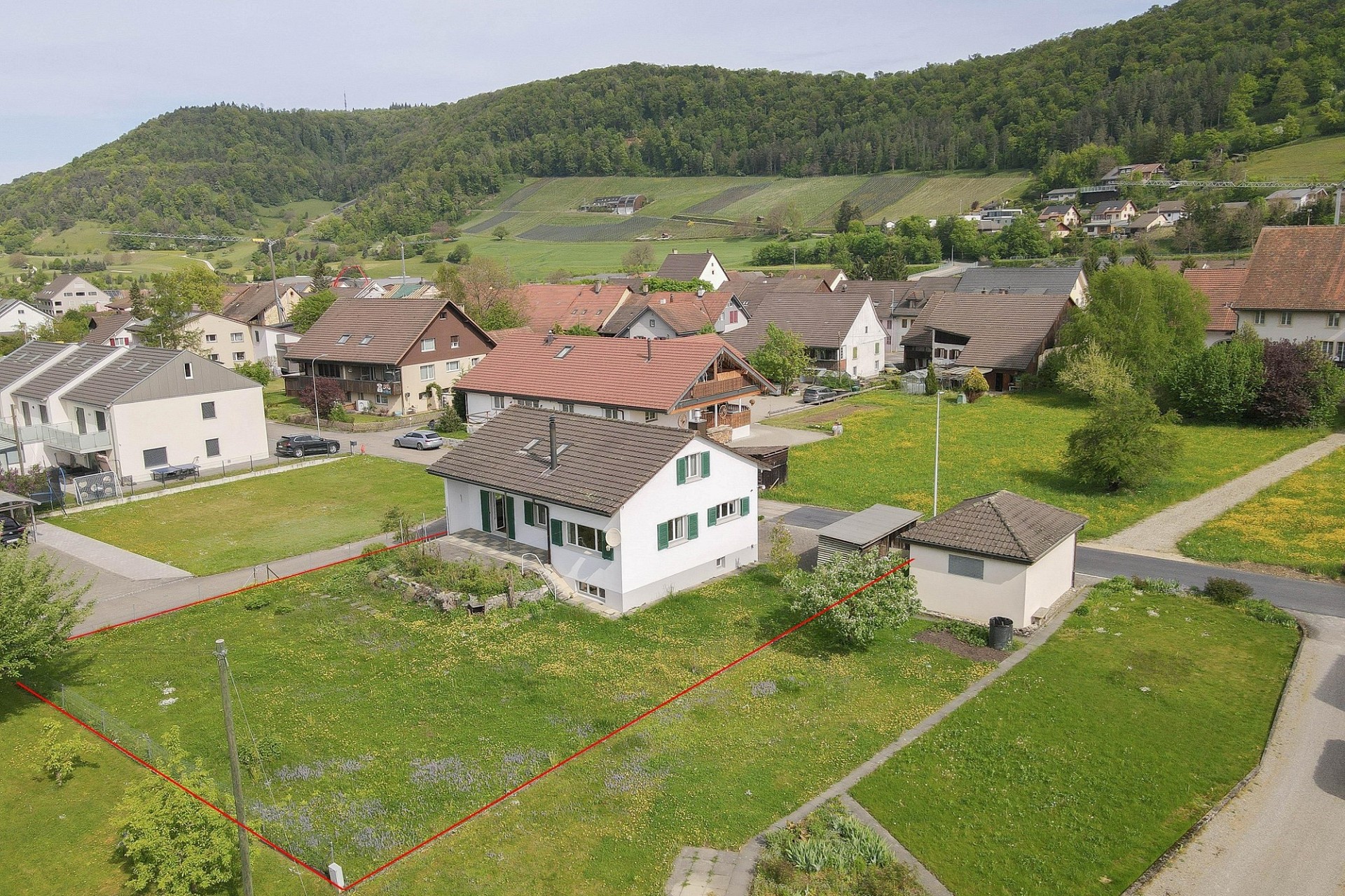 Freistehendes 5.5 Zimmer-Einfamilienhaus mit grossem Garten – Hornussen