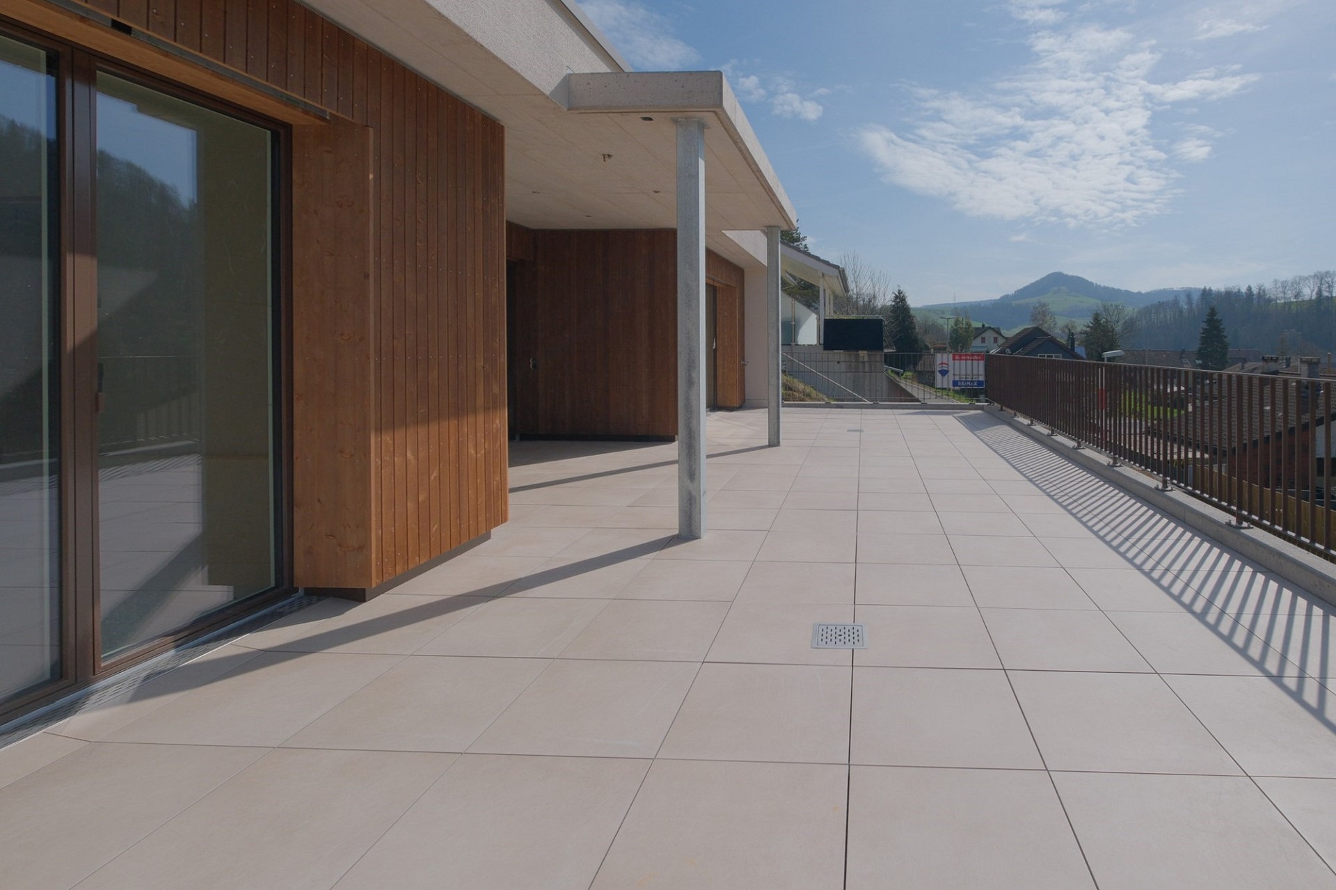 Große Dachterrasse mit Bergblick