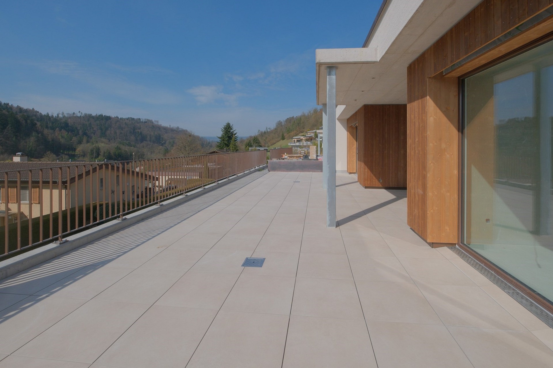 Große Dachterrasse mit Bergblick