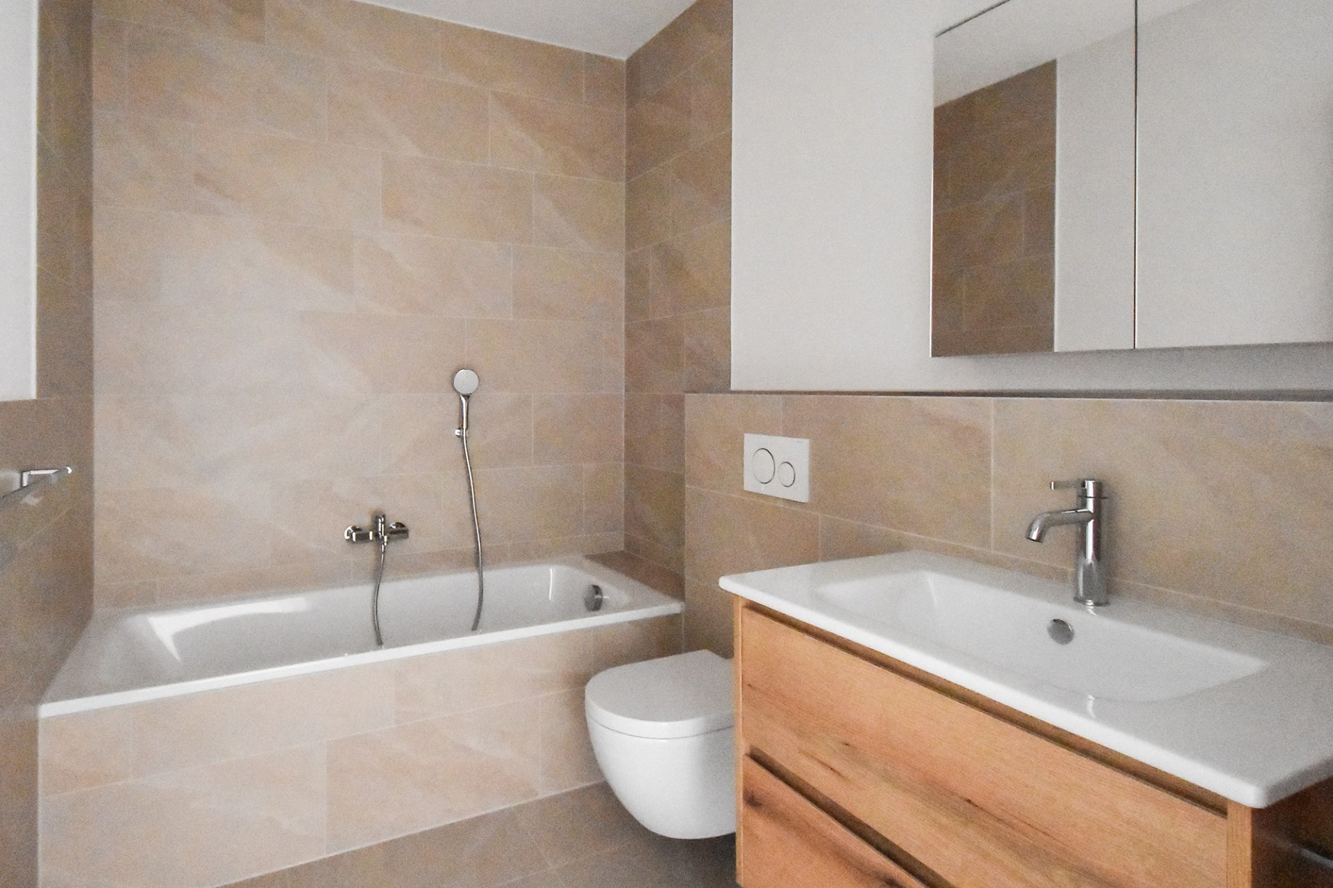 Modernes Badezimmer mit Badewanne und Waschtisch