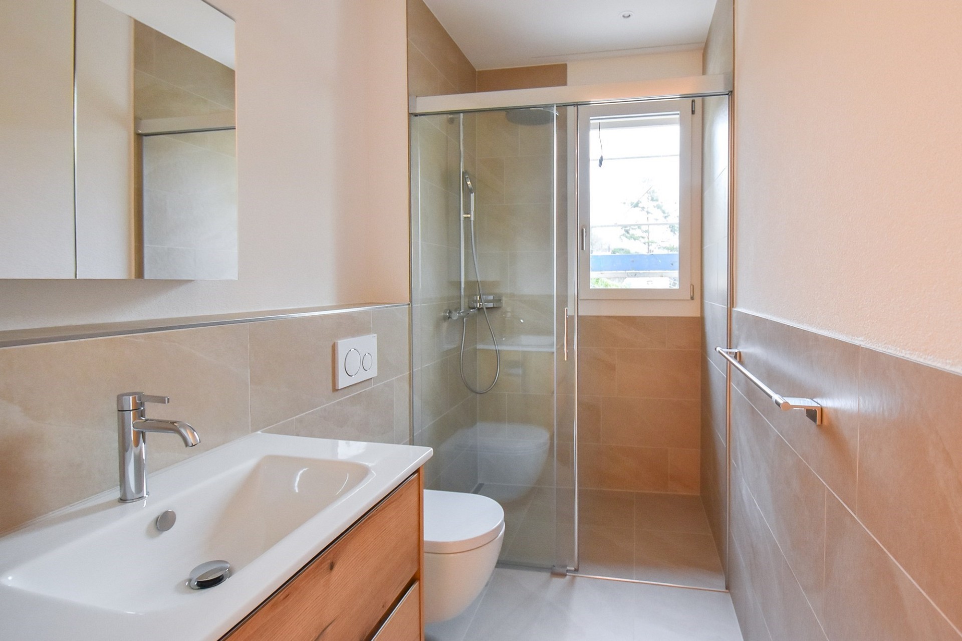 Modernes Badezimmer mit Dusche und Waschtisch