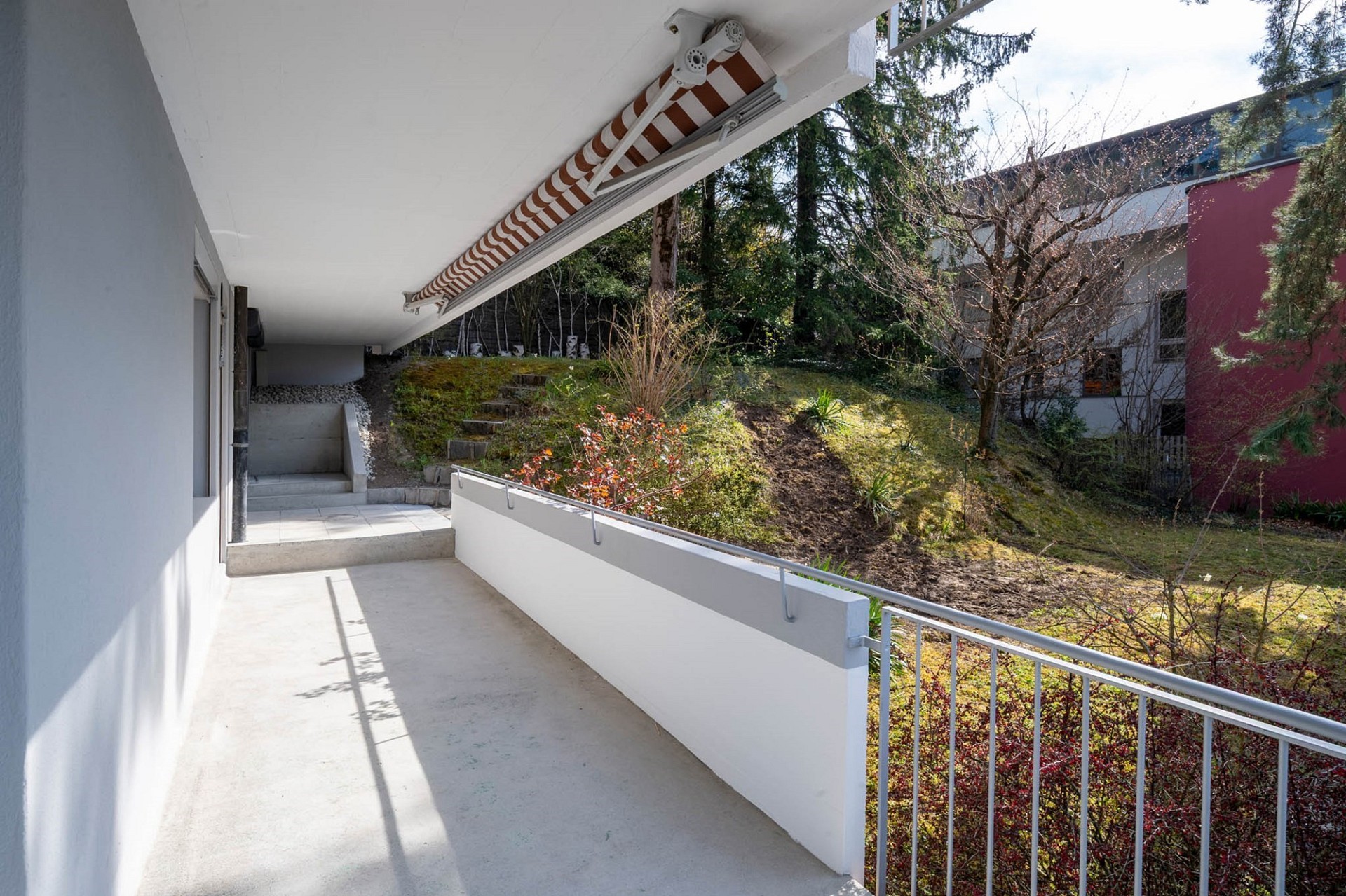 Überdachter Balkon mit Gartenblick