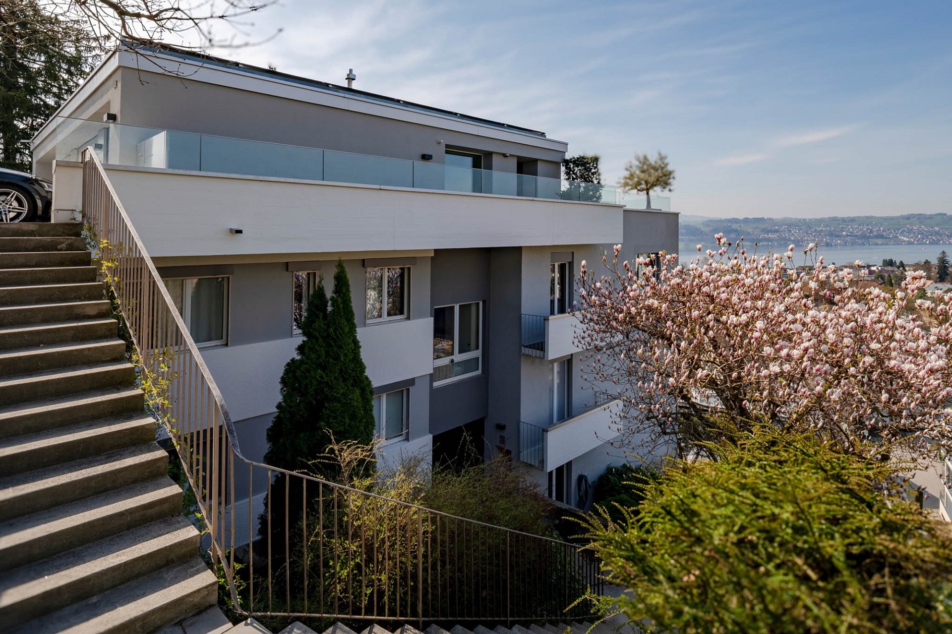 Moderne Außenansicht mit Seeblick
