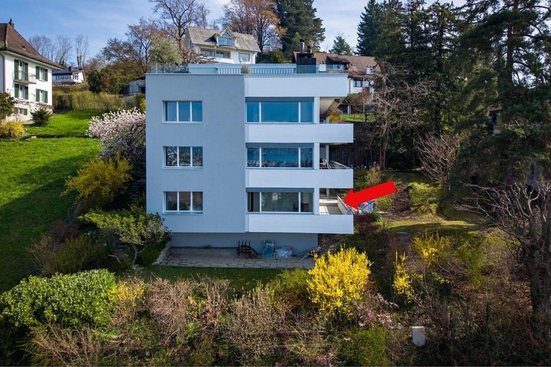 Moderne Wohnimmobilie mit Balkon und Gartenlage