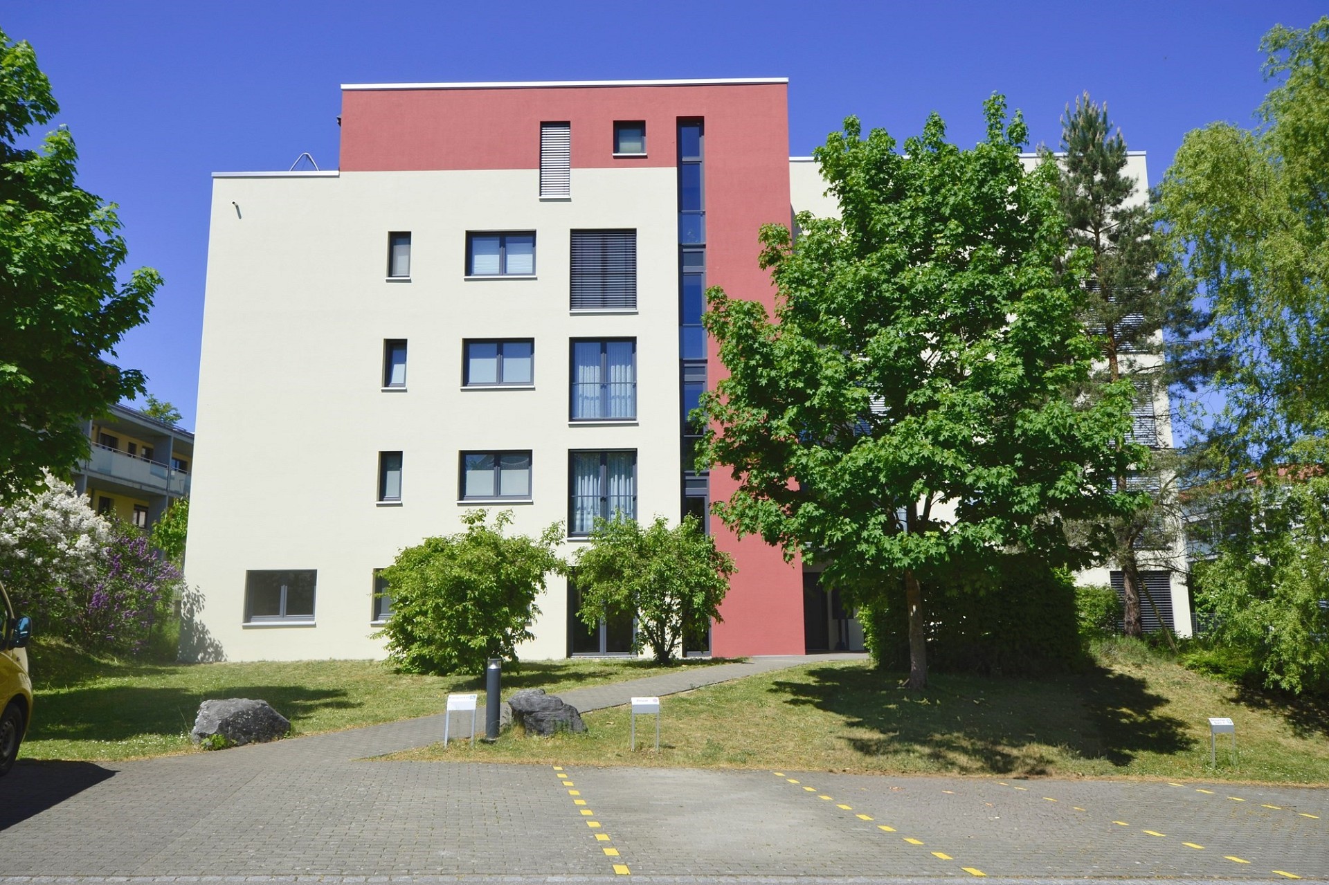 Mehrfamilienhaus in moderner Architektur
