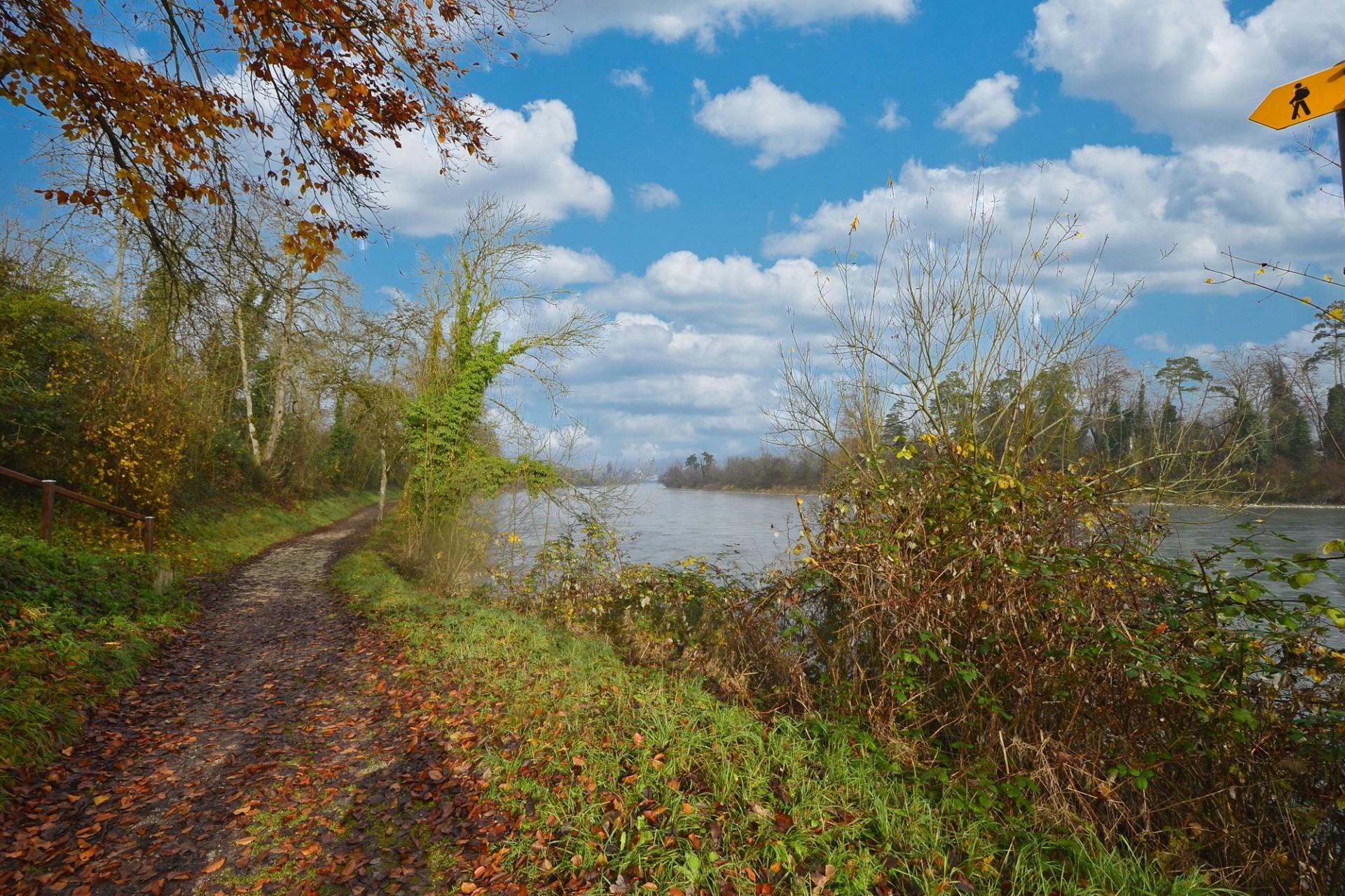 Uferweg an einem Fluss