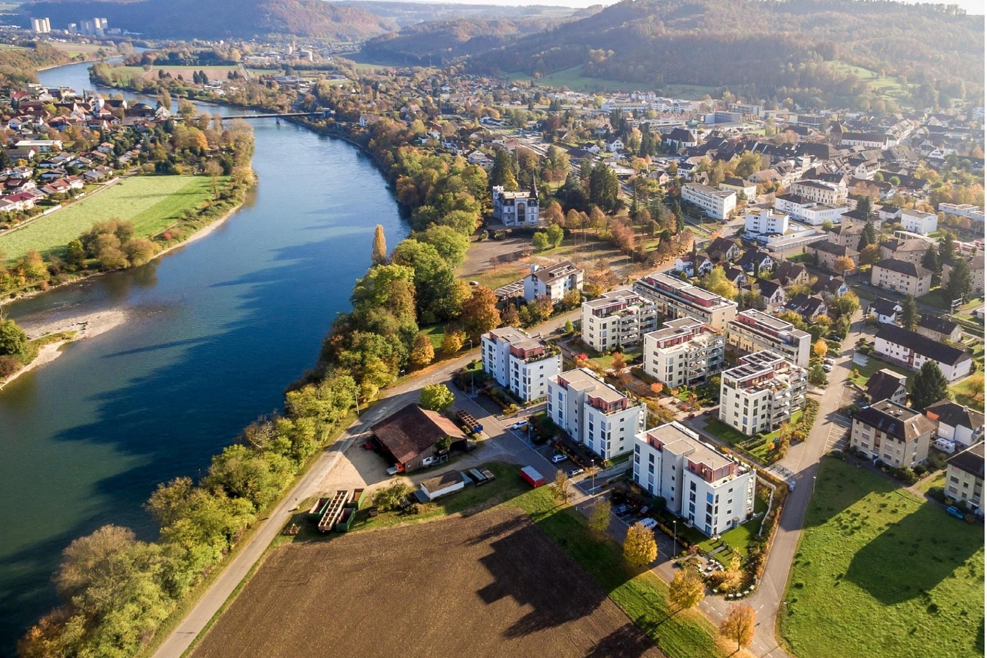 Luftaufnahme einer Flussstadt