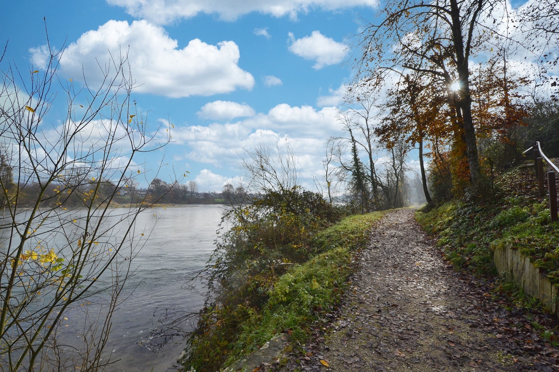 Uferweg am Fluss